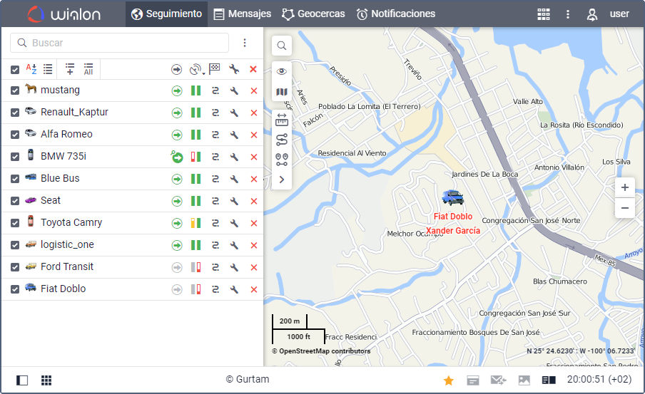Mapa de ubicación con varios vehículos listados y marcadores en el mapa, incluyendo un Fiat Doblo y un Xander García en la zona de la ciudad.