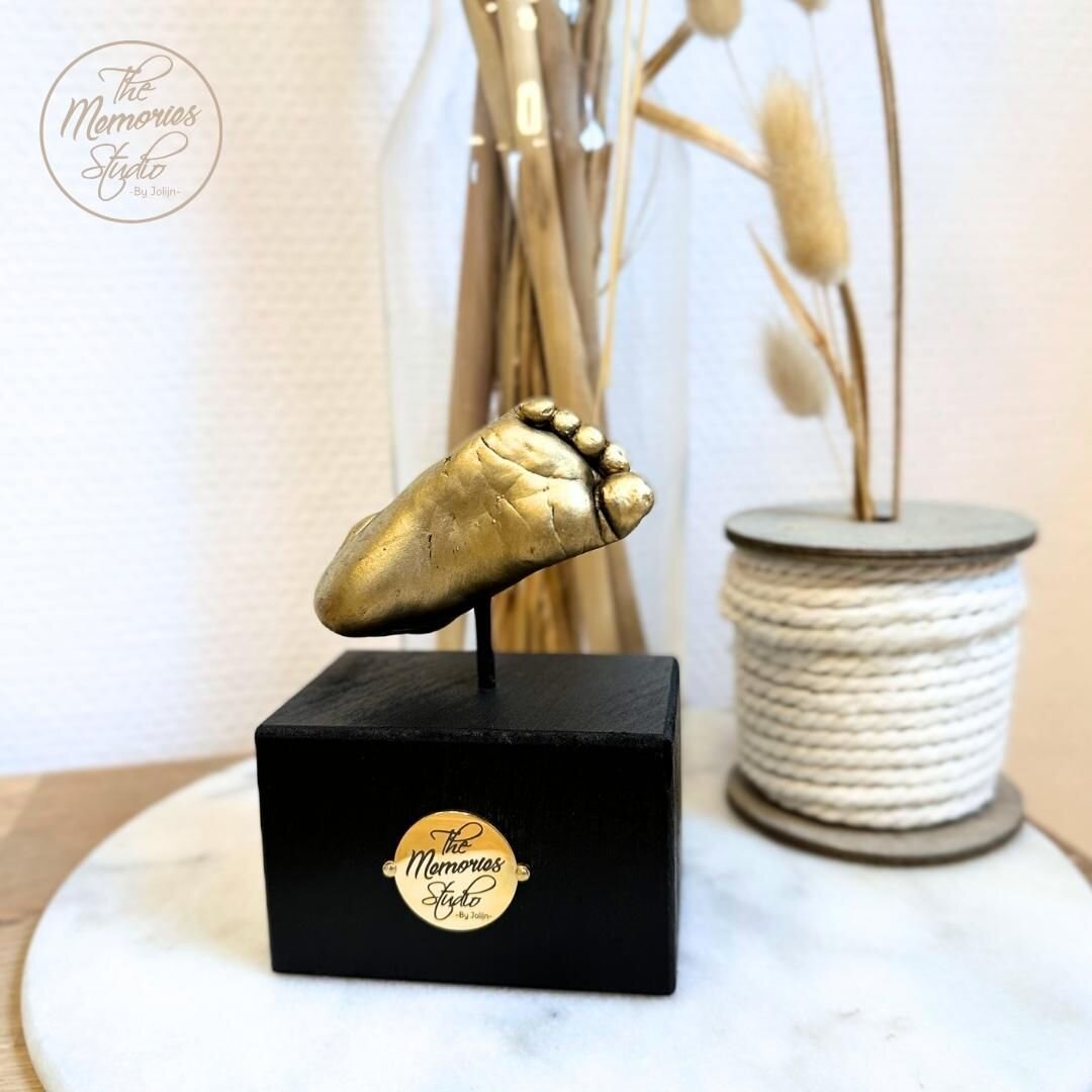 Little Gold

#bodycast #d #feetcast #handcast #dcasting #handcasting #familycasting #babycast #babycasting #newborncasting #kidscasting #lifecasts #glamourous #bebe #enceinte #bellycasting #memorybox #luxury #moulage #bellecast #pregnant#lifecasting 
