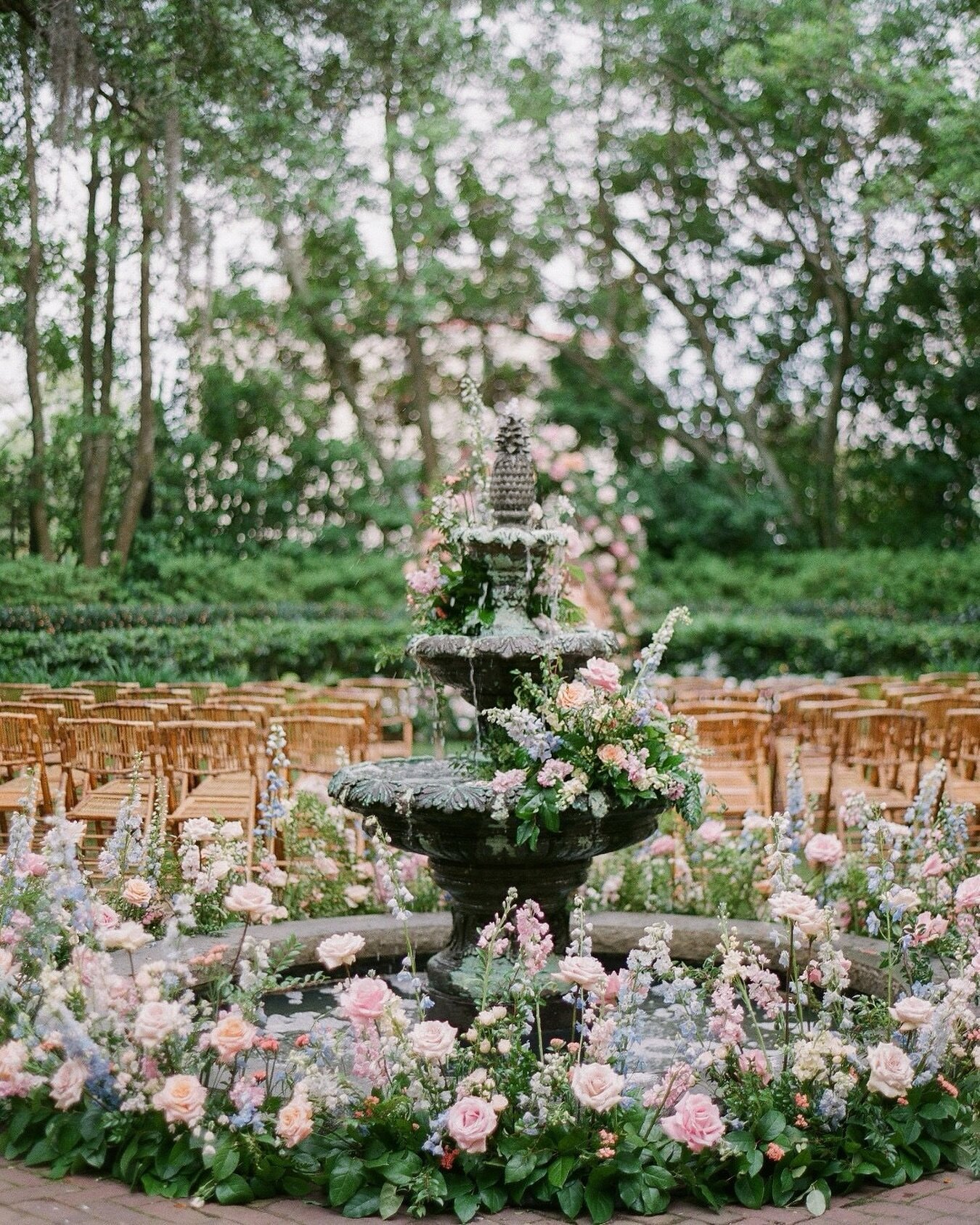 Wishing you and your family a happy Easter. ⁣🌿⁣⁣ 🌸 ⁣⛲️ 
⁣⁣⁣
📸: @annerhettphotography