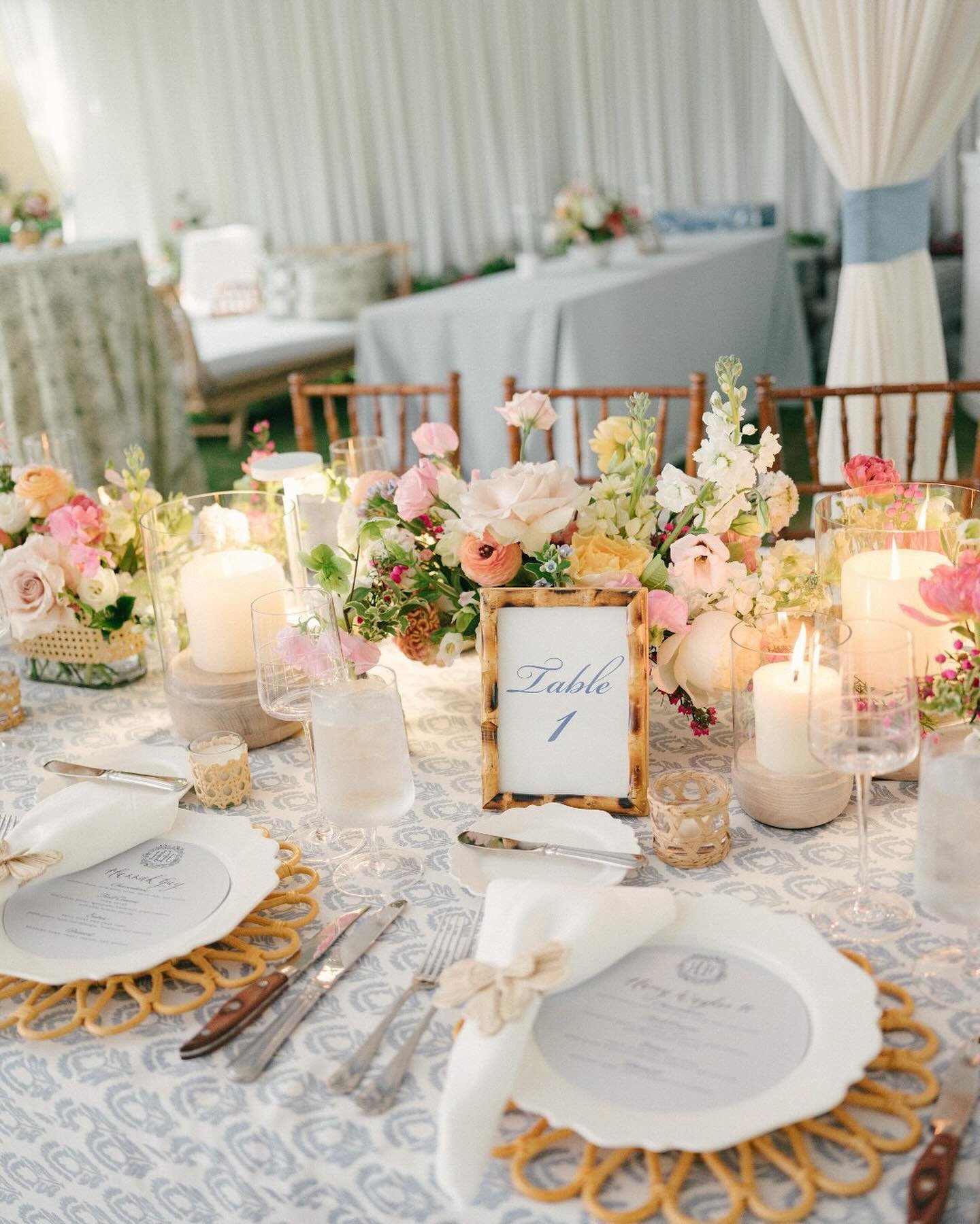 When the setting looks like this, you know you&rsquo;re in for a delicious evening! 🍽️ ✨ 🌸 
⁣⁣⁣
📸: @annerhettphotography