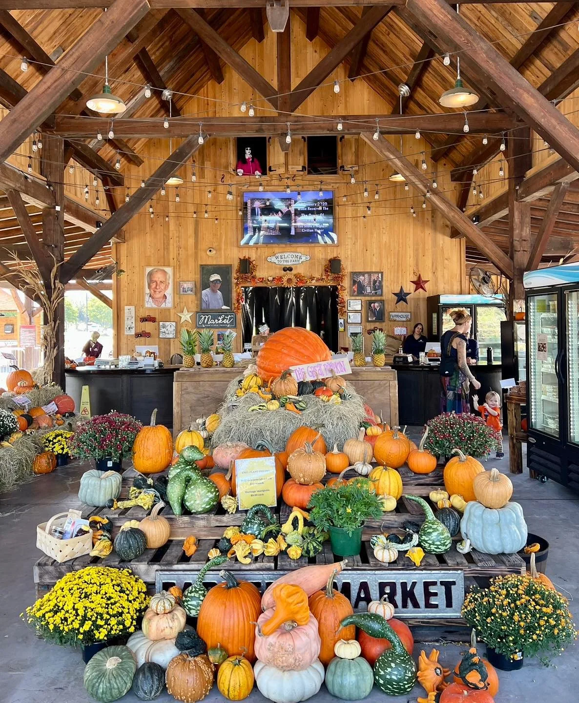 Who says #Halloween treats are just for the kids? 
Swing by Willie’s Market at @boonehallfarm this week to indulge in our variety of seasonal Grab & Go items! ๐ 
๐ Butternut Squash Soup
๐ Chicken Bog
๐ Sweet Potato Biscuits
๐ Pumpkin