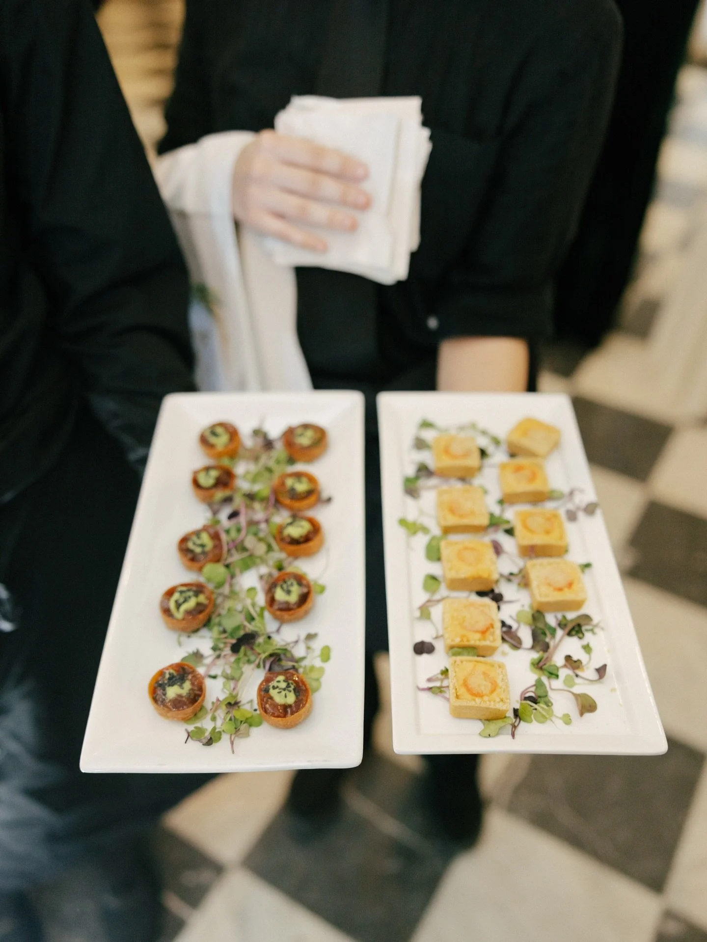 Cocktail party season has arrived. 🥂 

📸: @annerhettphotography

#catering #charlestonevents #eventcatering