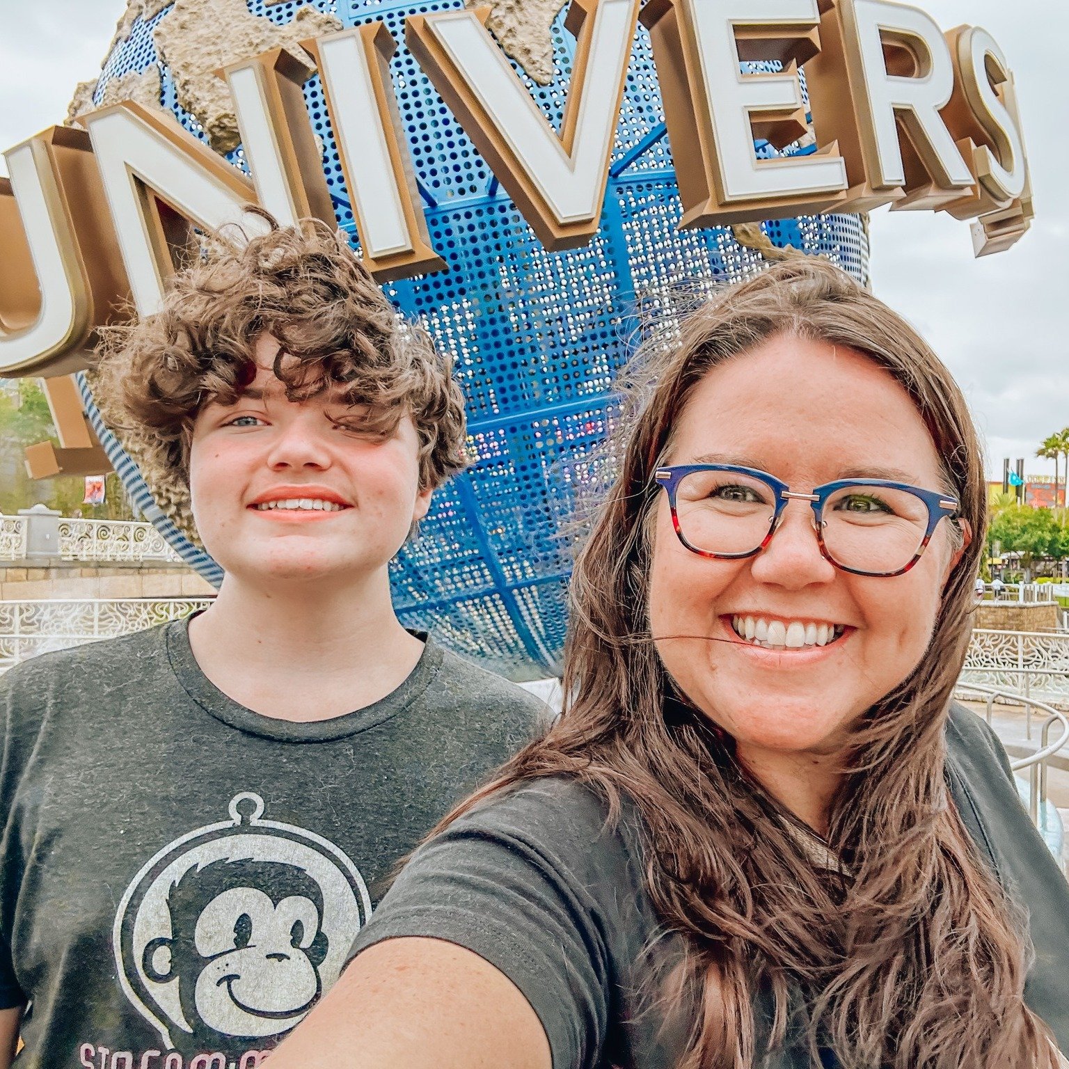 Cash and I made a fun trip to CityWalk today for a free travel advisor screening of Kung Fu Panda 4 (it was cute). While we were there, we couldn't resist grabbing some Auntie Anne's and an updated photo with the globe! 

➡️ For one of our first glob