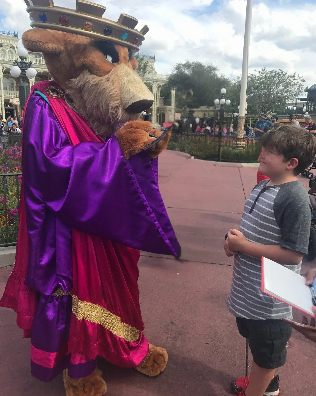 My favorite Disney World meet and greet. Ever. ✨

Robin Hood is the perfect Disney movie. Don't even try to debate me on this. 😉 

#DisneyMagic #KingJohn #RobinHood #CharacterMeetAndGreet #DisneyFan