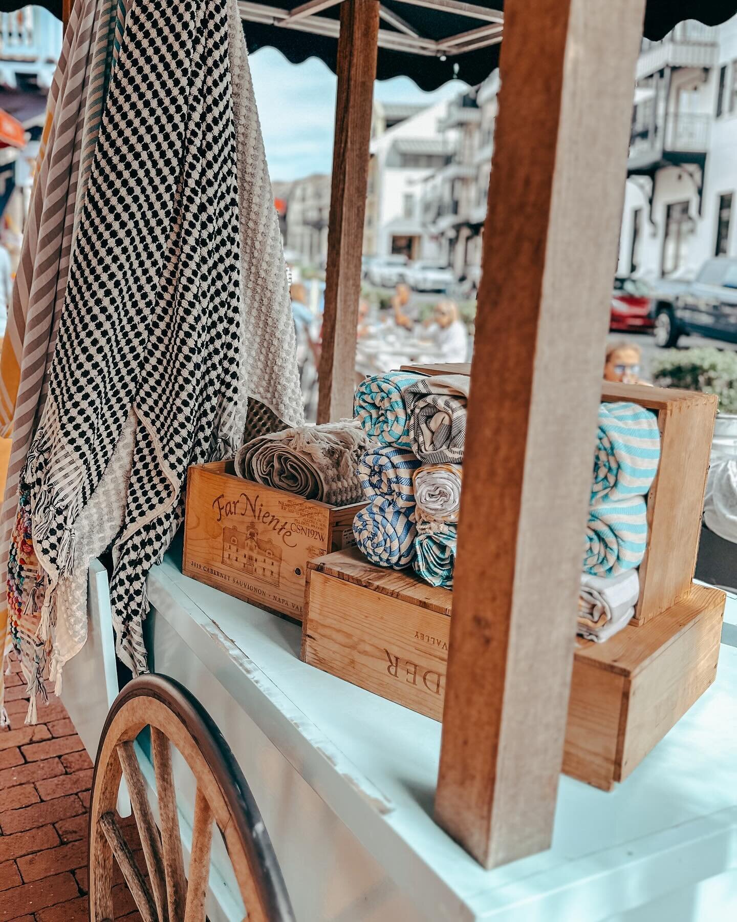 Let&rsquo;s talk textures - we love finding gems that are perfect for adding a touch of character and texture with a simple throw or pillow to make all the difference ✨

#modernstyle #homedecor #decorating #decor #style #colaborations #rosemarybeach 