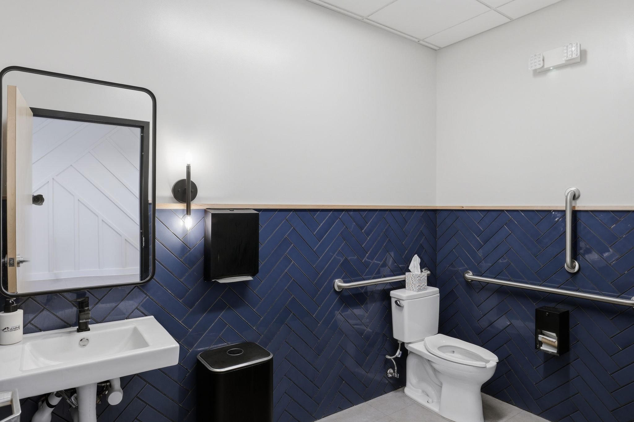 21_21648_Midland_Dr_Shawnee_KS_66218-Bathroom-IMG_2262.jpg