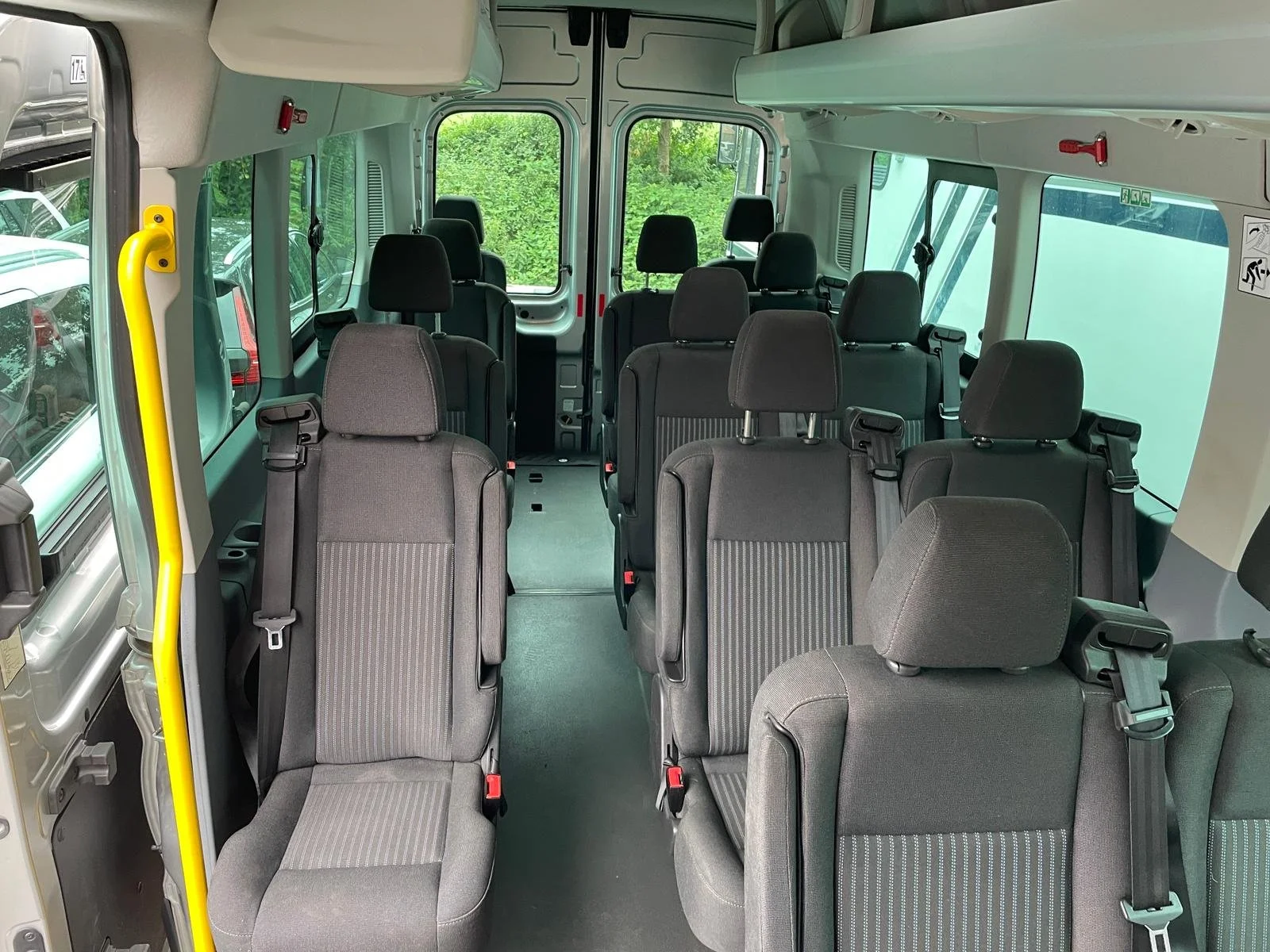 15 zitplaatsen voorzien van veiligheidsgordels. (uitbreidbaar tot 17)