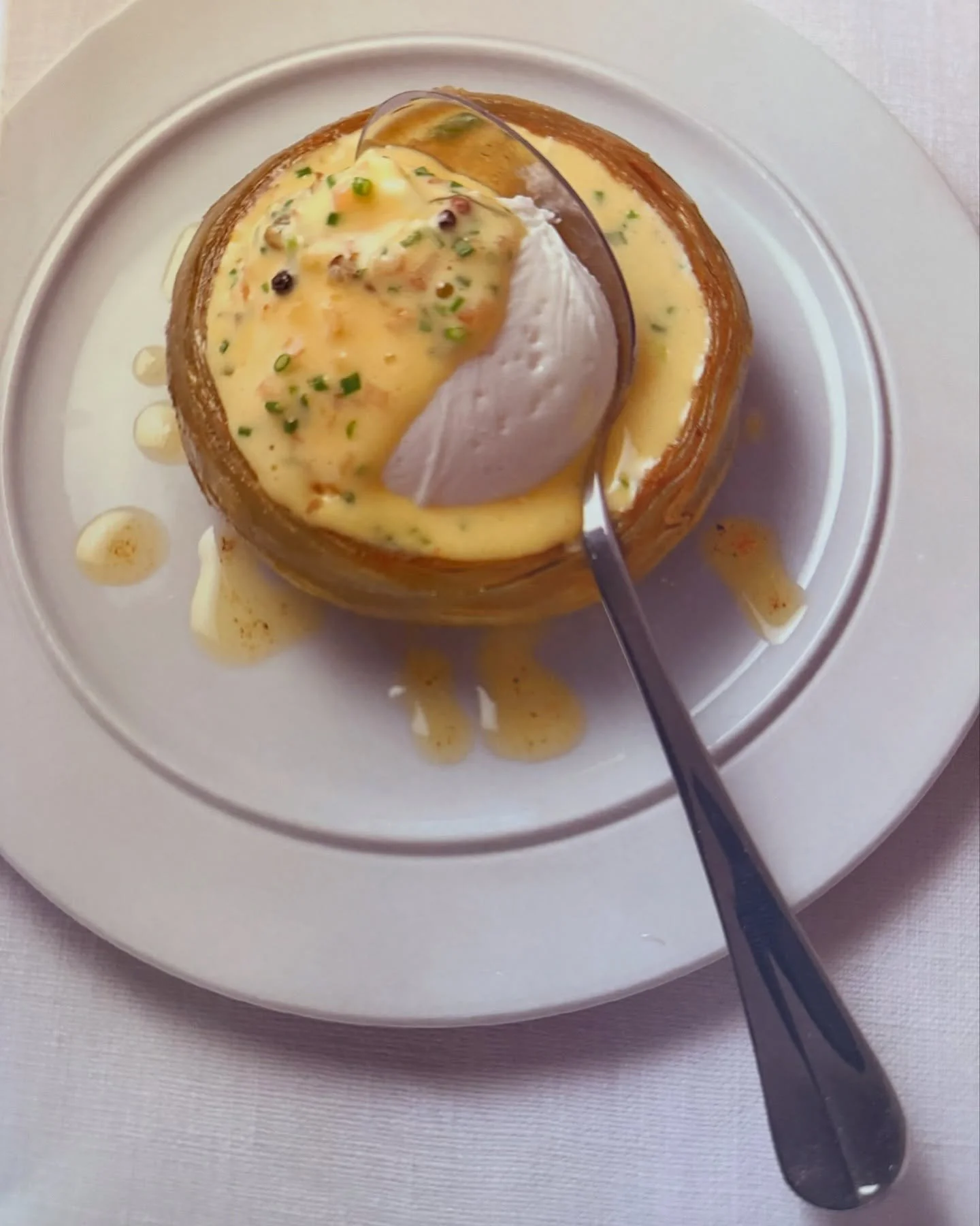 I love eggs in all forms! 🍳 Eggs are one of my favorite foods to work with. There are an almost infinite way to prepare them! Here are a few of my current favorite recipes! 
1. Poached egg in artichoke heart cup with Hollandaise sauce. 
2. Eggs en C