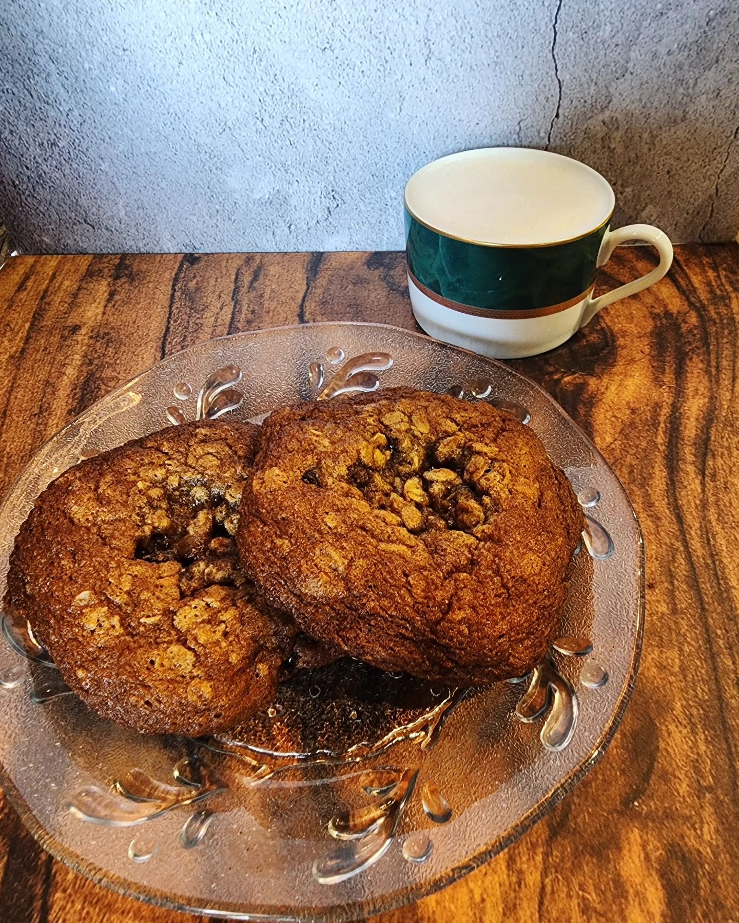 national oatmeal +
national raisin day ?!?
= fat oatmeal raisin cookies !!
🤤🤤🤤
these babies pack a punch! medium rare centers with crispy edges!
[and they're gluten free!!]

come see us! 
6-6 today &amp; tomorrow 

618-491-0901 
4025 Pontoon Road 