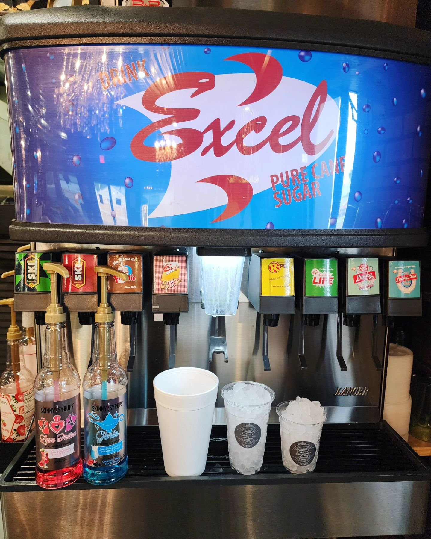 DID YOU KNOW

we carry SKI [Excel] fountain sodies?!
&amp; nugget ice?!?!?! 
&amp;&amp; a wide variety of fun (sf) syrups?!

pop in through the drive-thru and get a fountain drink!!
@excelbottling 

open until 6 tonight!
618-491-0901 
4025 Pontoon Ro