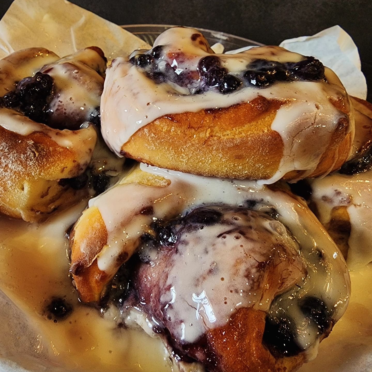✨️Warm, extra sticky, blueberry
 cinnamon rolls?
Justins chorizo + the norm loaded burritos?
Breakfast is ready!! ✨️

We also have...
 s'mores cupcakes
Cheesecake filled canollis 
Apple and cherry turnovers
Gooey fudge brownies 
Cake truffles 
Chocol
