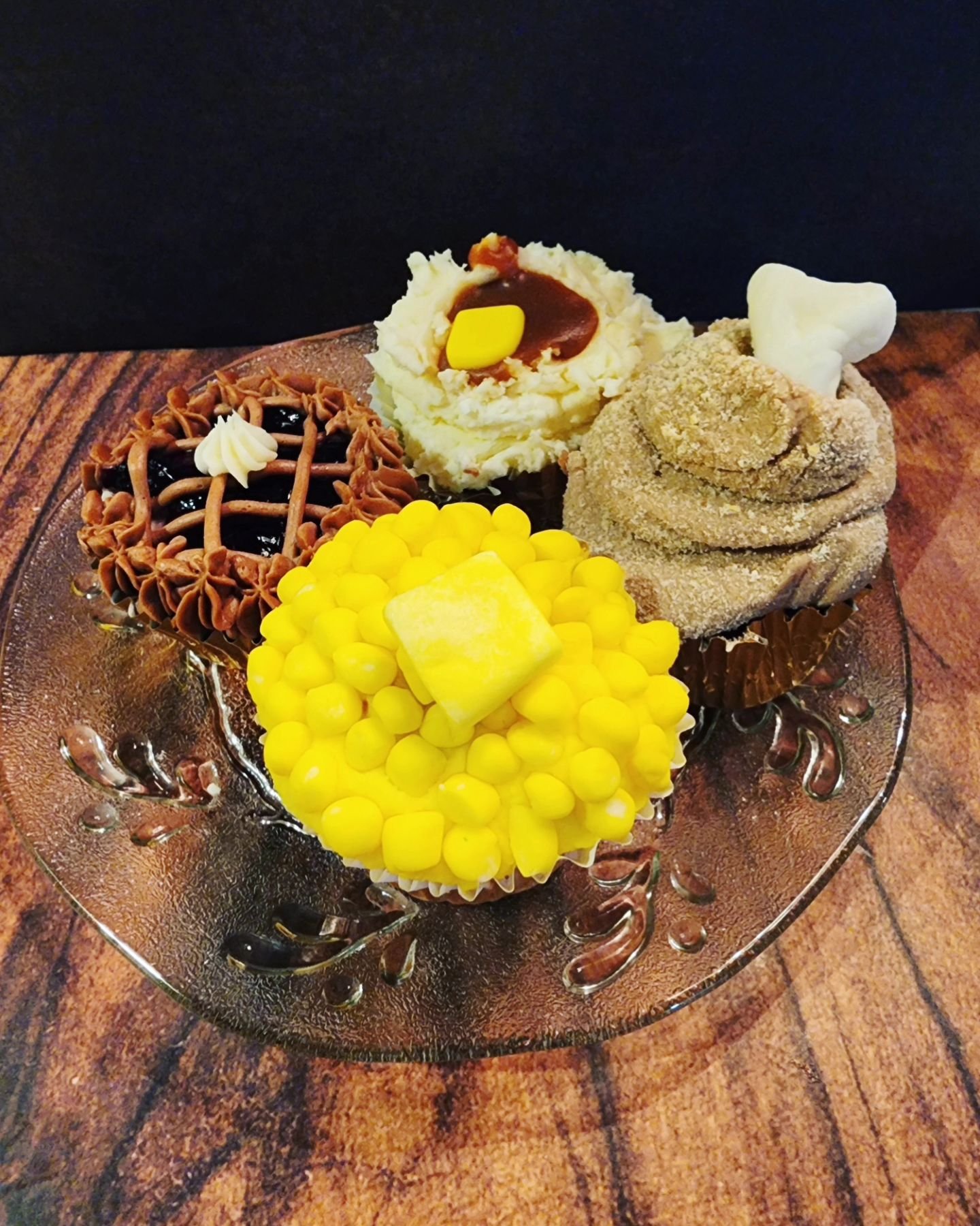 🛍 happy black friday! 🛍 
I'm sure a lot of you are recovering from a food coma 😂
&amp; some of you still have gatherings this weekend! 🍽

》we have a few of the &quot;Thanksgiving dinner&quot; cupcake boxes left! these have been crowd pleasers! 🦃