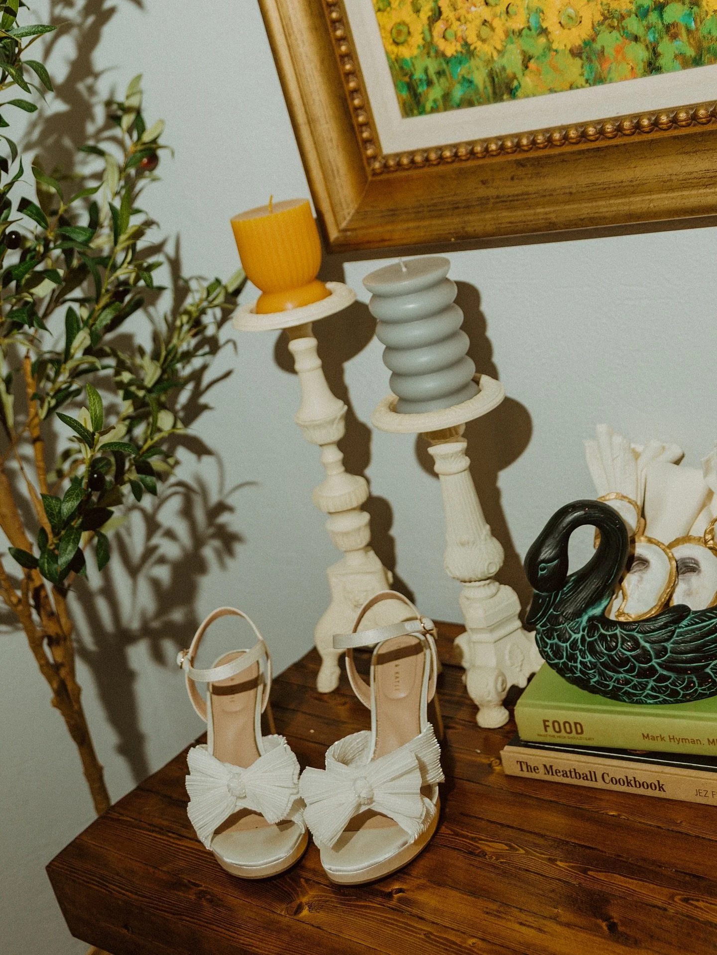 Just going to start posting what I want, what makes me happy &amp; what I&rsquo;m proud of &hellip; so &hellip; enjoy🦢
Fun details from Lexie &amp; Mikes wedding day
.
.
.
#angelajunephotography #weddingdetail #weddingdetails #weddingdetailsphotogra