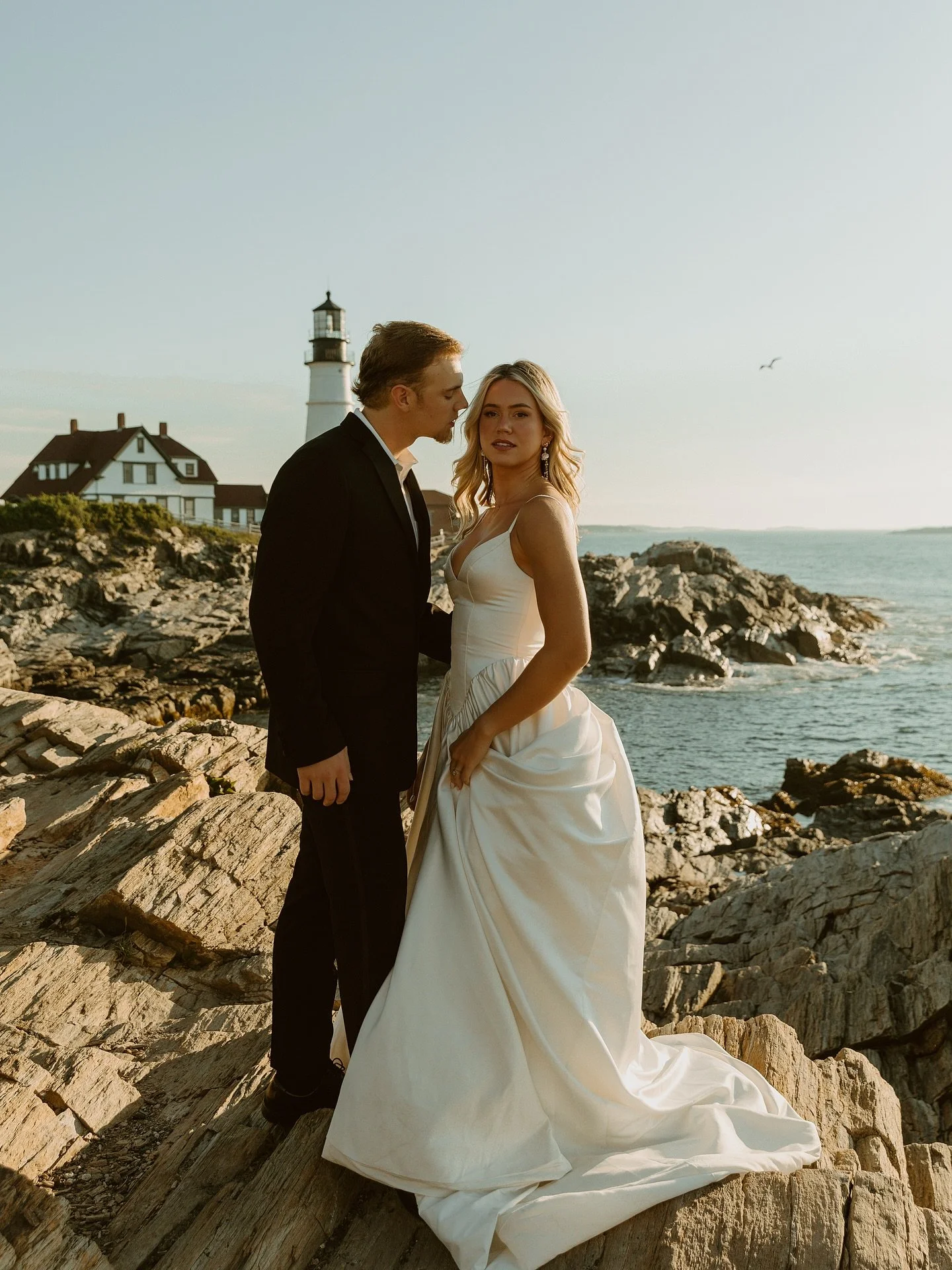 Lighthouse lovers❣️
.
Planner: @escape.contentdays 
Models: @sloanandmags 
Dress: @rawgoldenrentals 
Location: @portlandheadlighthouse
.
.
.
#angelajunephotography #capeelizabeth #capeelizabethmaine #capeelizabethlighthouse #capeelizabethphotographer