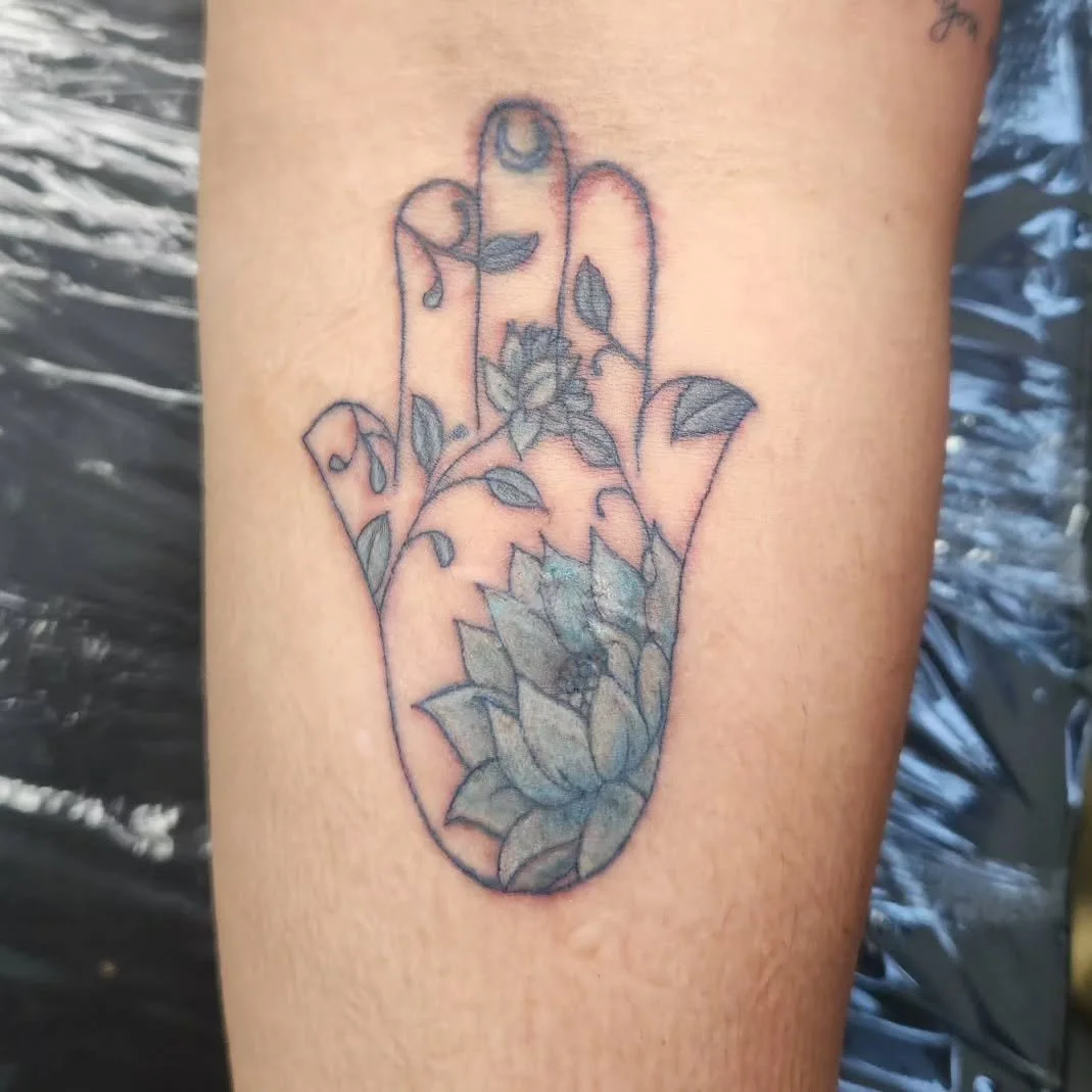 A touch-up and new one for Chelle the other day. Thank you so much for coming in!!! 

#tattoo #dutchtattoo #hamsatattoo
#porcelain #themuppets #kermitthefrog