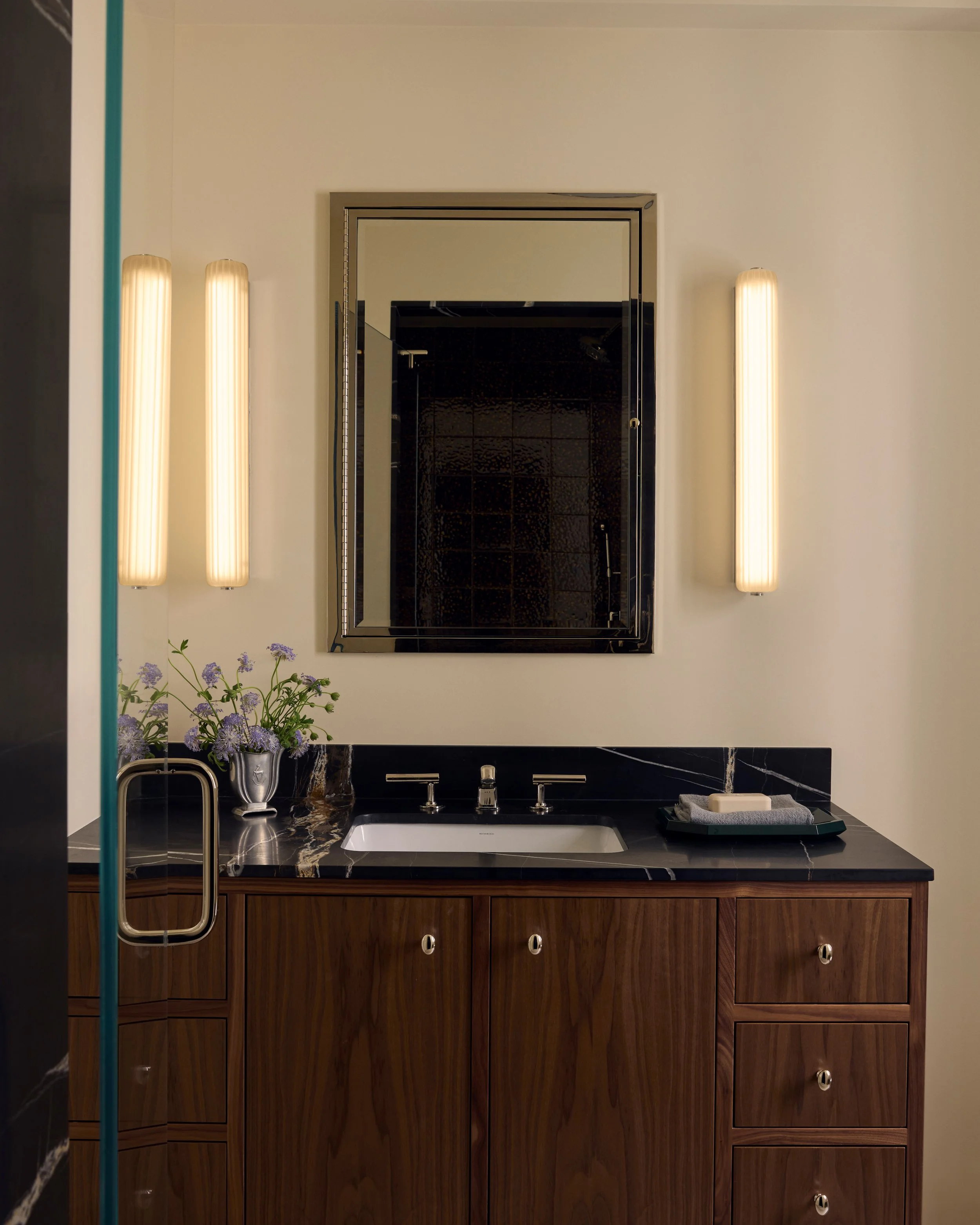 bathroom2_569_B.jpg