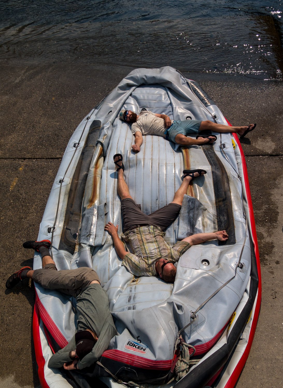 guides deflate a raft.jpg