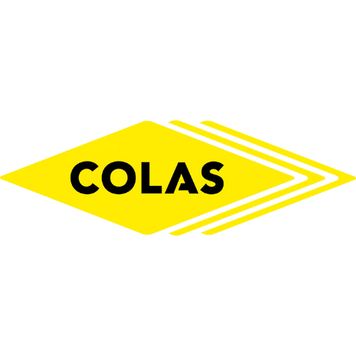 Yellow arrow sign with the word 'COLAS' in black letters, pointing to the right.