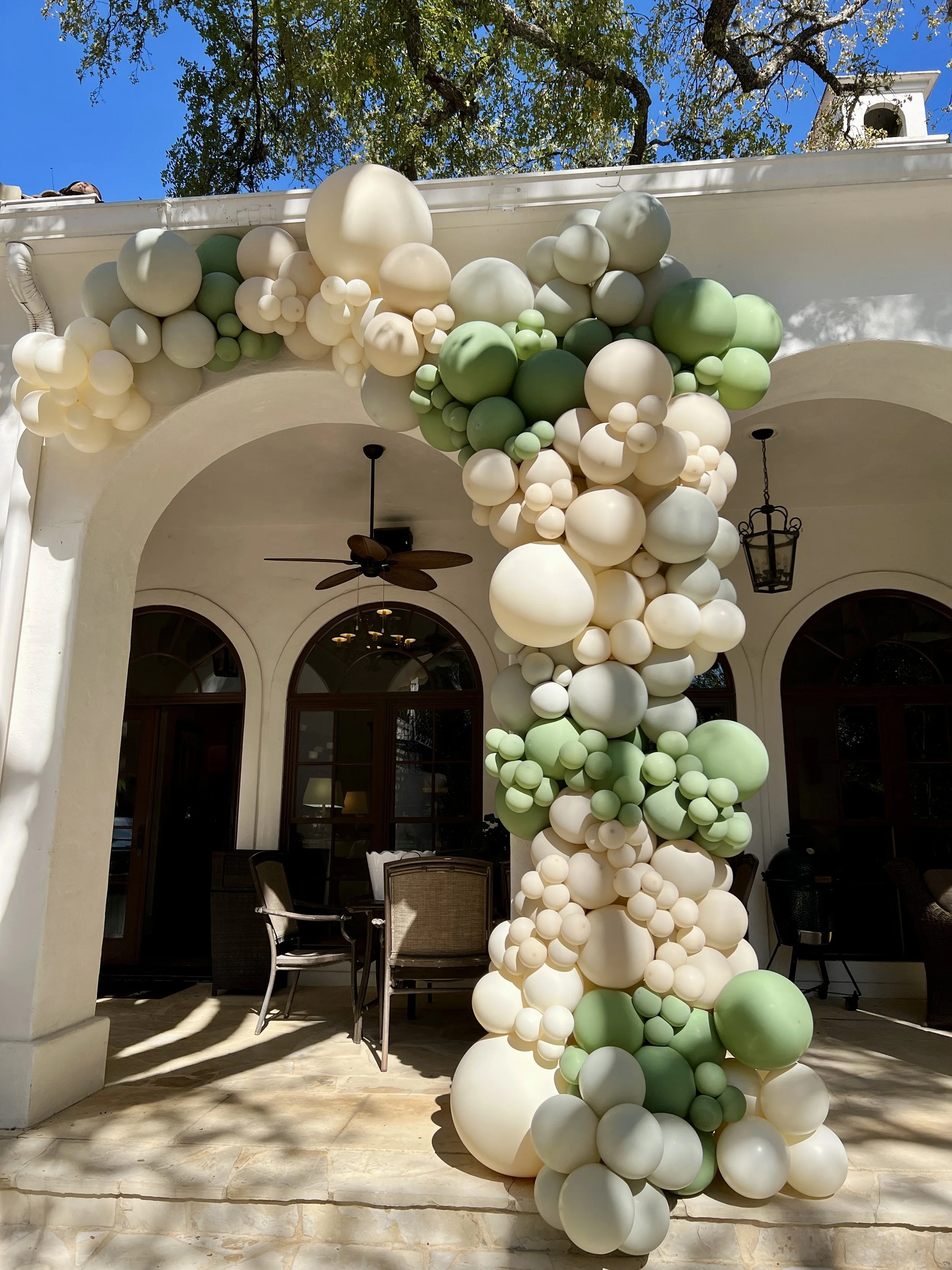 Large organic balloons installation outdoors. Arch way balloons in terrell Hills.