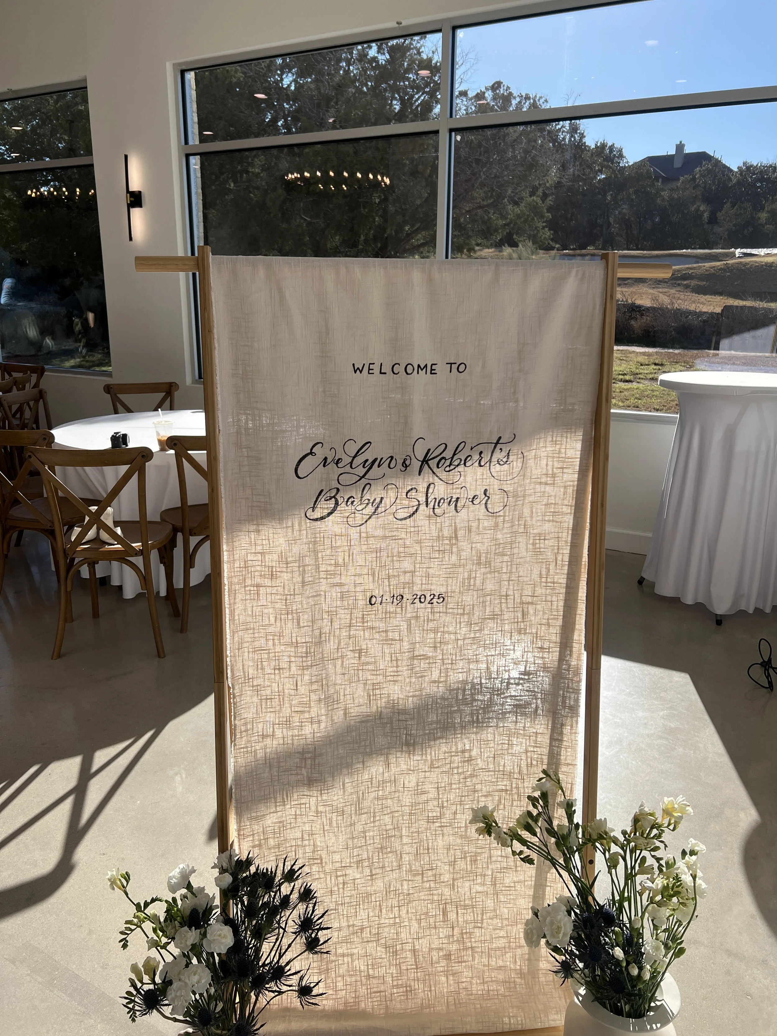 Linen welcome sign with flowers