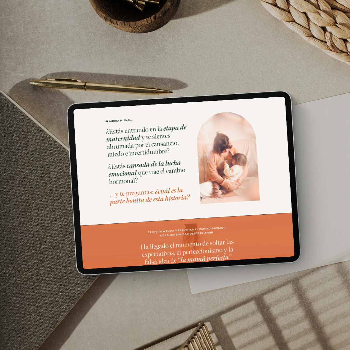 A tablet on a desk displaying a webpage with a photo of a mother and child, written in Spanish, discussing motherhood and emotional change.
