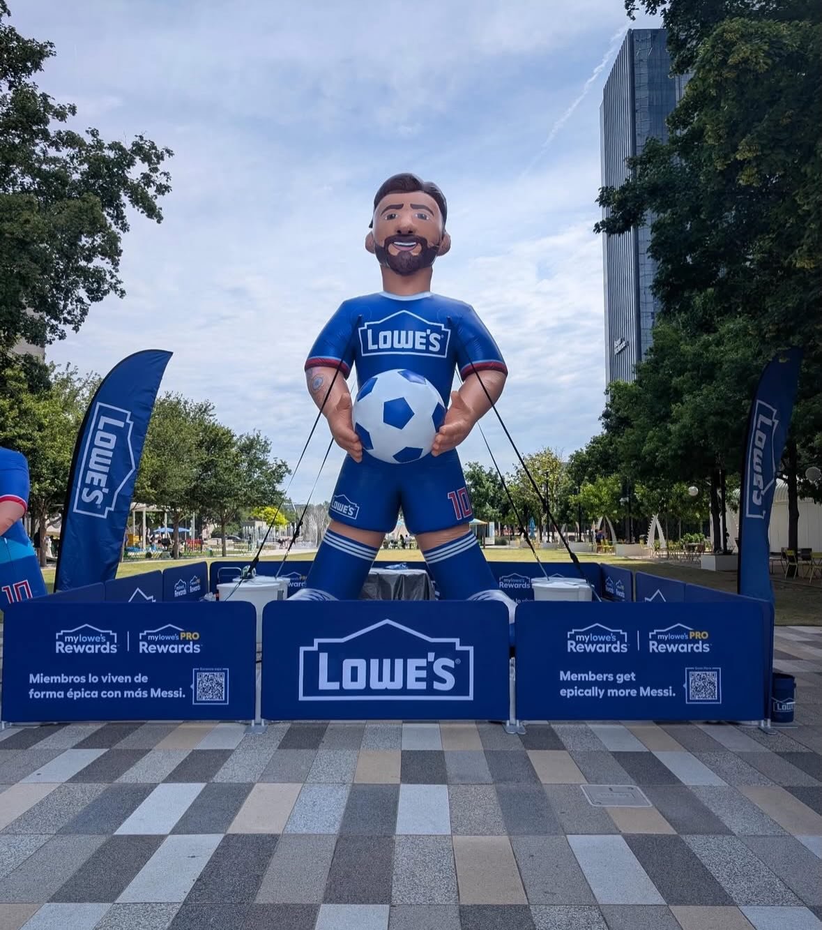 The world has soccer fever. Here&rsquo;s a few of our recent favorite creative inspirations worldwide. ⚽️ 💡