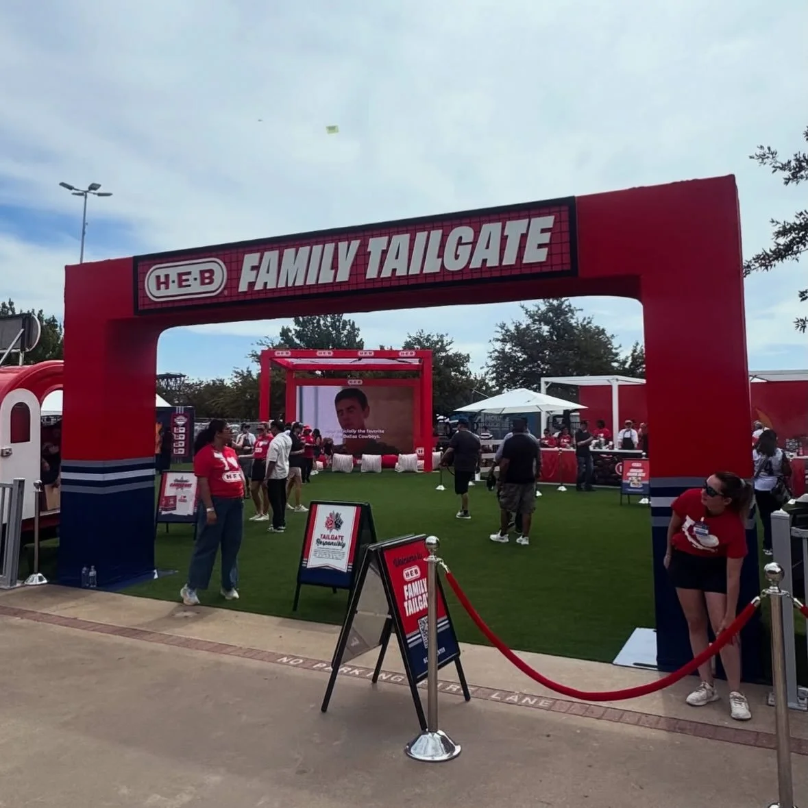 H-E-B and the Dallas Cowboys recently celebrated the kickoff of their incredible new partnership, coming to life through the H-E-B Family Tailgate at every home game, Tailgater of the Game, Cowboys-player advertising, in-store experiences and merchan