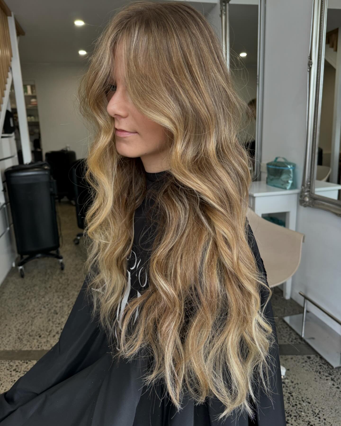 Beach blonde by @kiara.studioah 🐚 

Kiara is now taking models for balayage and foil services, Dm us to inquire