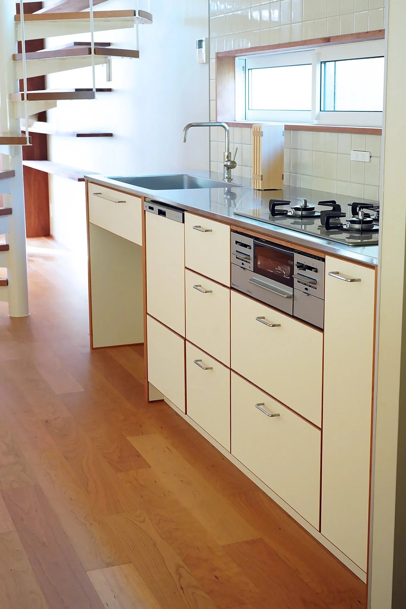 N邸　キッチンと引戸のカップボード