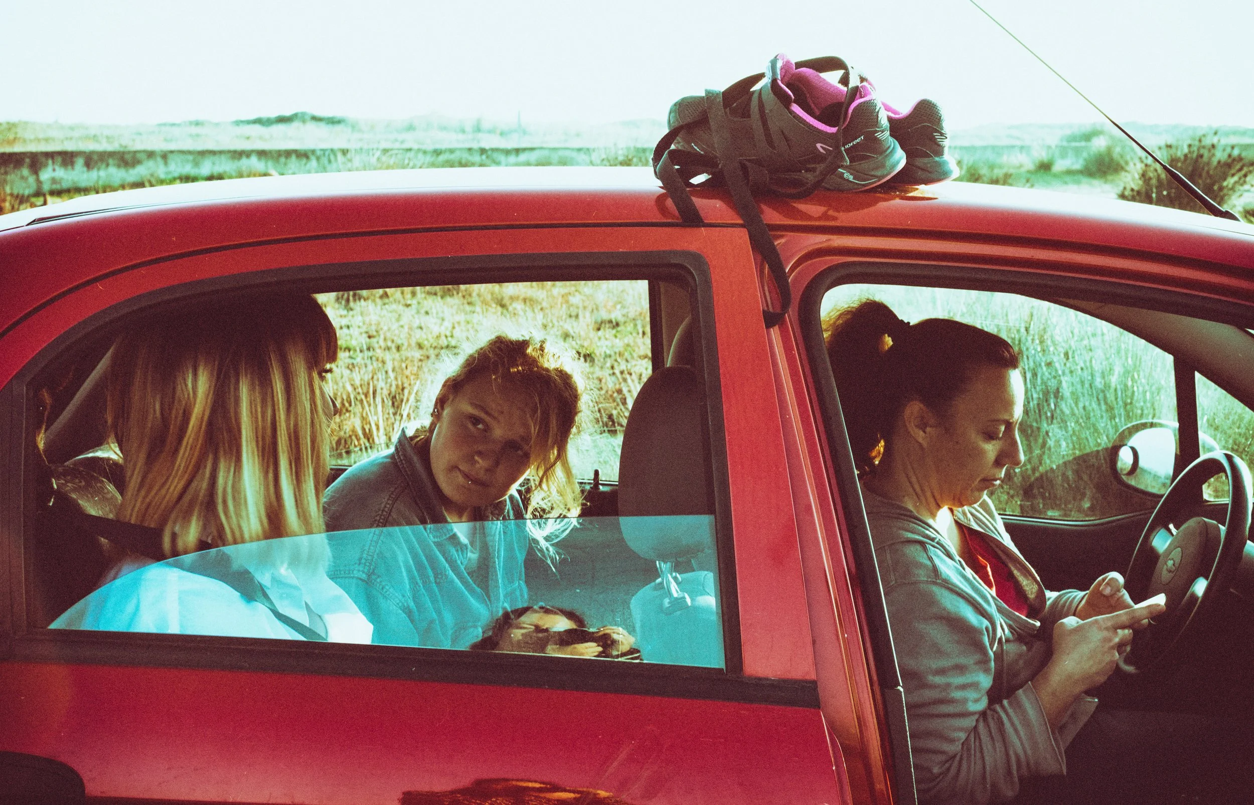 Familia_Voyeur chicas coche playa.jpg