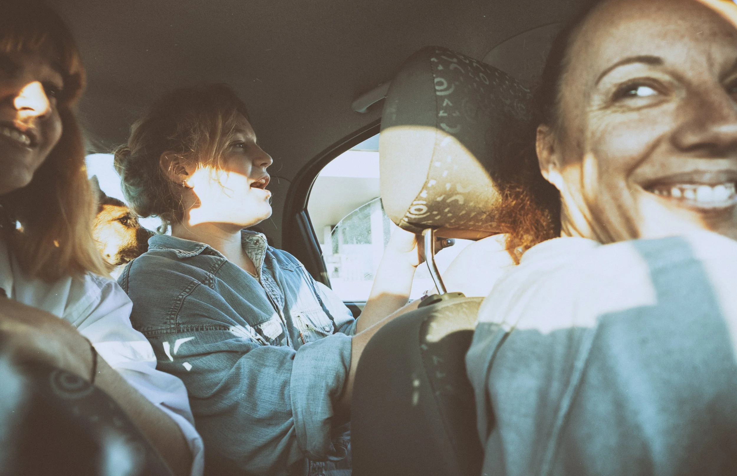 Familia_Voyeur chicas lavacoche.jpg