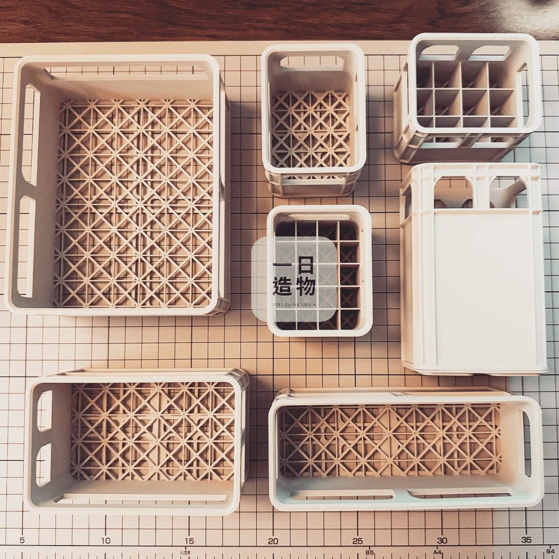 『 酒籃造型 』模組化啤收納盒

這是一款以「堆疊 &times; 模組 &times; 日常彈性」為核心的收納設計。

靈感來自物台灣風啤酒籃的結構，讓收納本身成為一種可被觀看的物件，而不只是隱藏雜物的容器。

每一個盒體皆可獨立使用，也能自由堆疊、組合，依照使用情境變化高度與配置，適合收納文具、工具、小物、零件或日常配件。採用 3D 列印製作，結構輕量但穩定。

這不是一個固定用途的收納盒，
而是一組可以隨生活變動的系統。

＃3d列印 ＃文創 ＃收納 ＃辦公小物