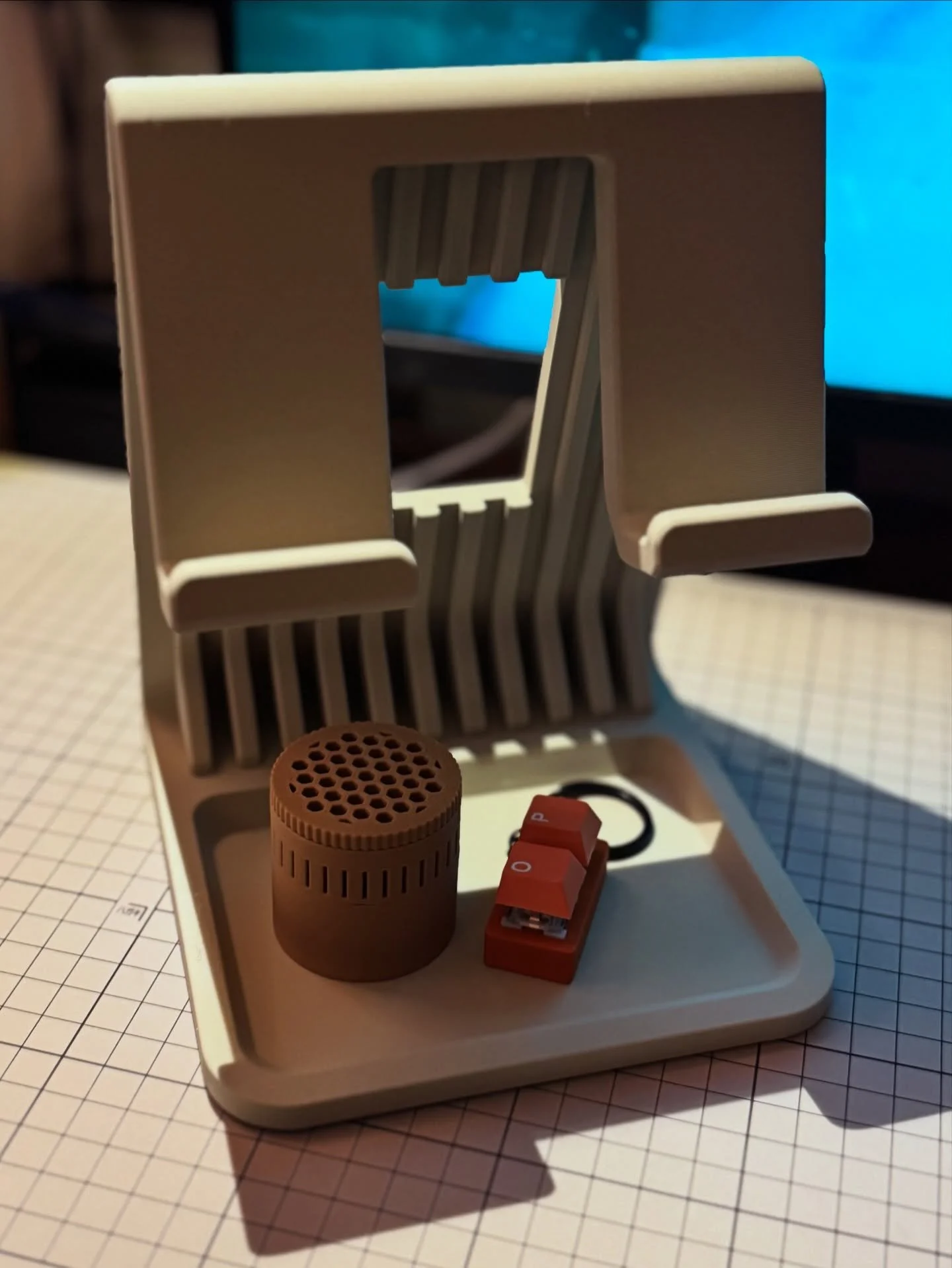 為平板，留一個剛剛好的位置。
3D 列印支架。

#平板支架 #3D列印 #3dart #3d列印代工