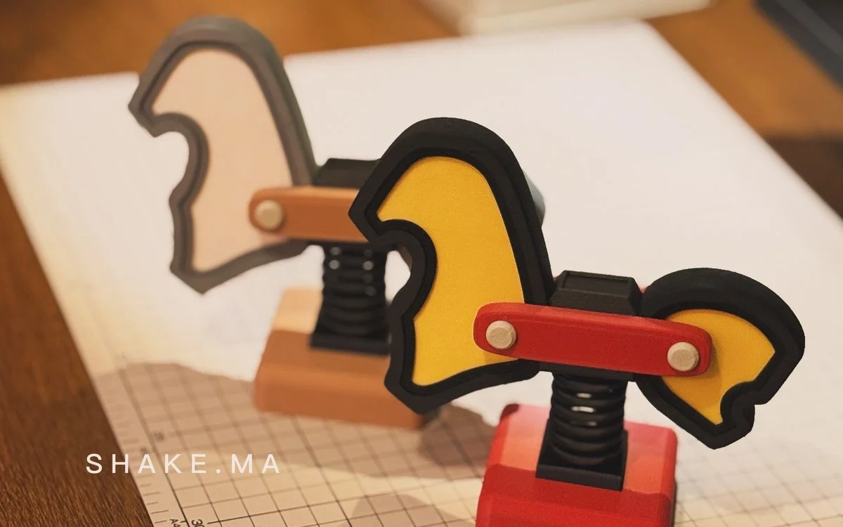 小時候在公園玩到不想回家的搖搖馬，
長大後變成了一種療癒的符號。
簡約的輪廓與低飽和配色，
在忙碌的辦公桌上，為思緒留一點擺盪的空間。
讓生活稍微 Shake 一下，心情也會跟著輕盈起來。

#3d列印 #桌面擺設 #玩具店