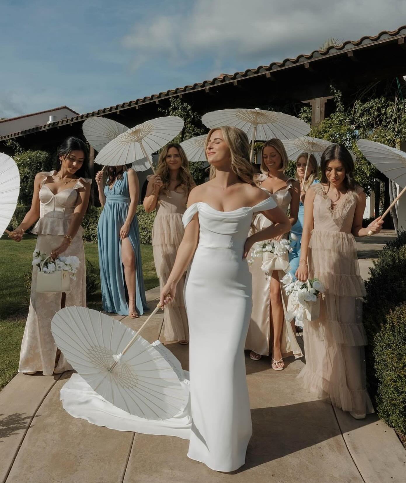Posing with parasols 101 
Photo @sophiasavagephoto 
Design @events.by.chrissy