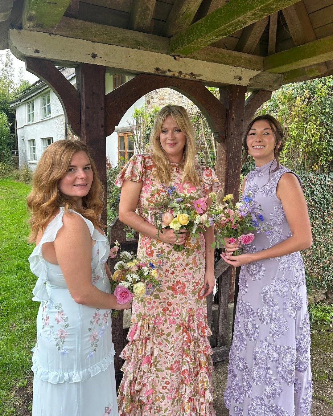 🧡A giggle of bridesmaids 💛
The brief was meadow pastels, and meadow pastels were delivered.

Venue | @glebehousedevon
Marquee | @taddlefarmtents
Planner &amp; Stylist (and bridesmaid!) | @rebeccavalentinedesign 
Tableware rentals | @maisonmargauxlt