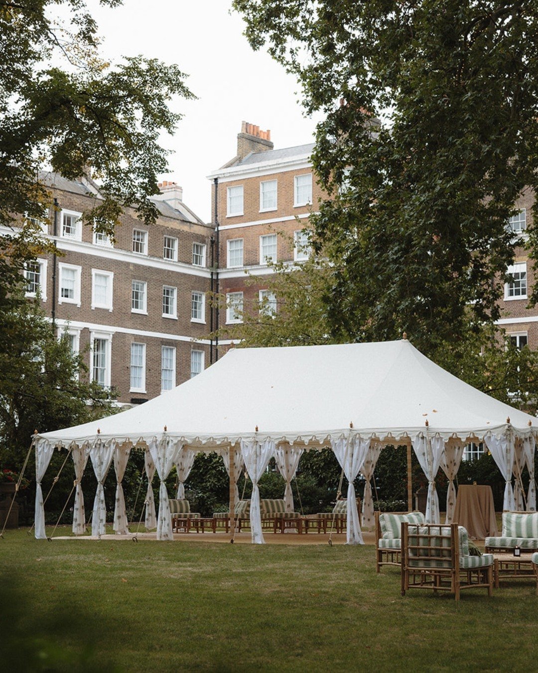 They say you can&rsquo;t have a private garden reception in central London&hellip;
But this hidden gem says otherwise.
Right in the heart of the city.
Any guesses where? 👇

Photographer | @lincolnpictures