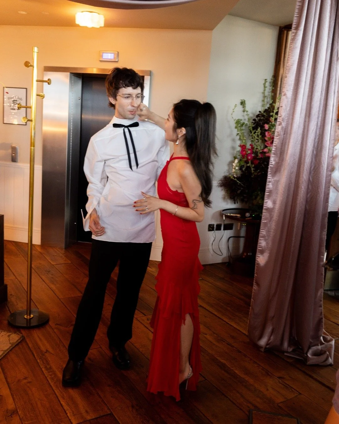 Unpopular opinion: you don&rsquo;t need a formal dinner for your wedding reception. These two cool cats threw an epic party at @thehoxton overlooking the entire city, friends on DJ duty, delicious canap&eacute;s, effortless mingling, and immaculate v