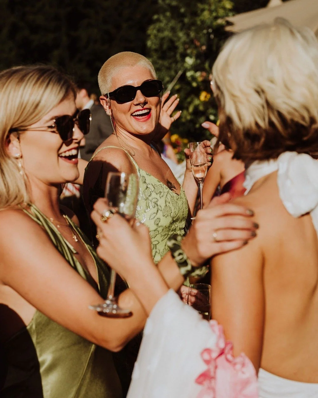 Friends like these 😍

Venue | private home in the Cotswolds
Photographer | @amysampsonphoto
Wedding planner | @rebeccavalentinedesign
Florist | @breige__
MUA | @hcbrides
Dress | @asar_london
Marquee and festoons | @tenbyfifteenstructures
Band | @dat