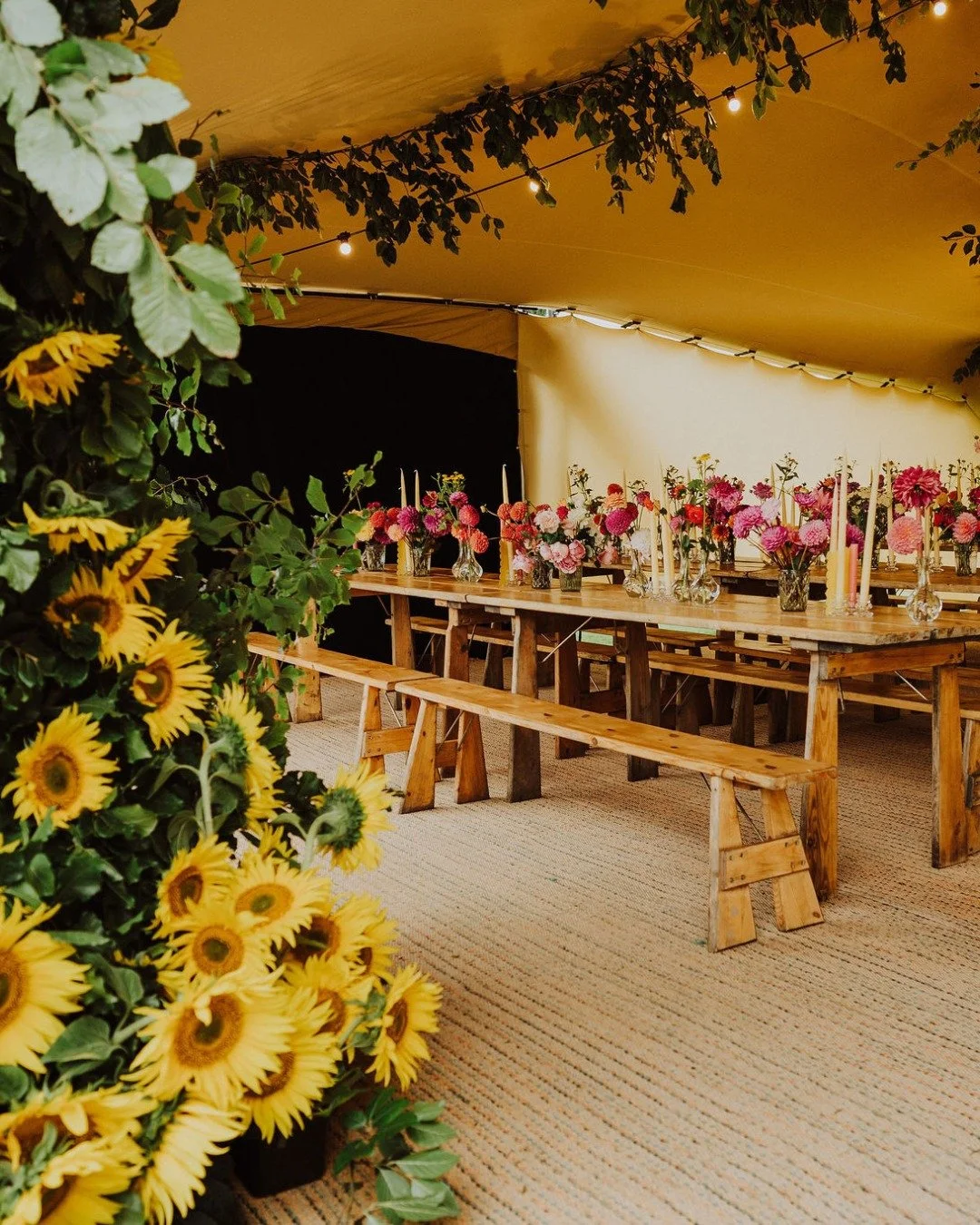 When @breige__ is the sister in law&hellip;
These blooms were blooming&hellip; 🌻

Venue | private home in the Cotswolds
Photographer | @amysampsonphoto
Wedding planner | @rebeccavalentinedesign
Florist | @breige__ 
MUA | @hcbrides
Dress | @asar_lond