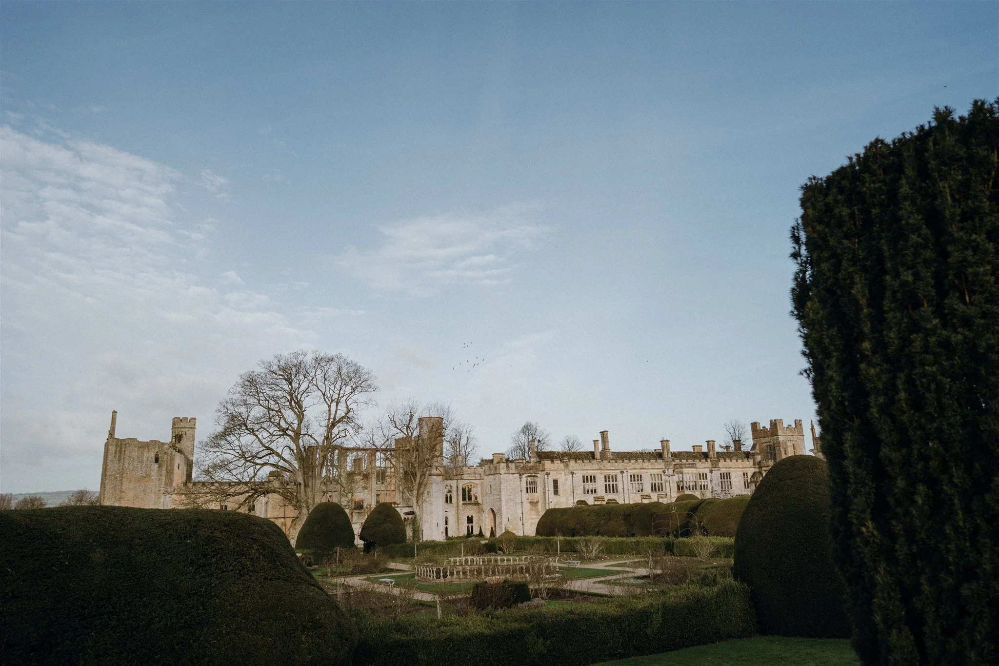 luxury-uk-wedding-venues-sudeley-castle-modern-wedding-design.jpg