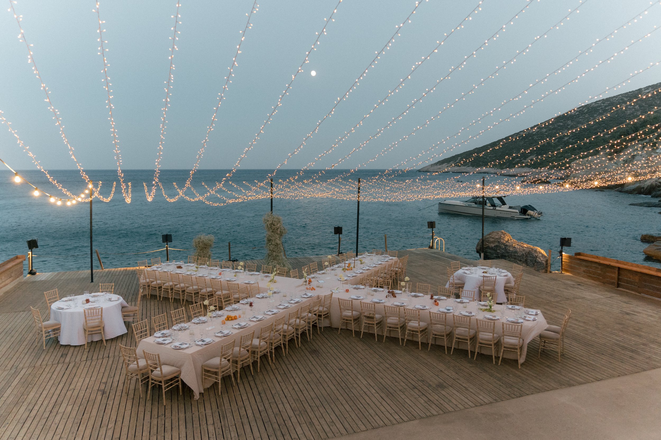 4. modern-wedding-table-styling-greece-destination-wedding.jpg