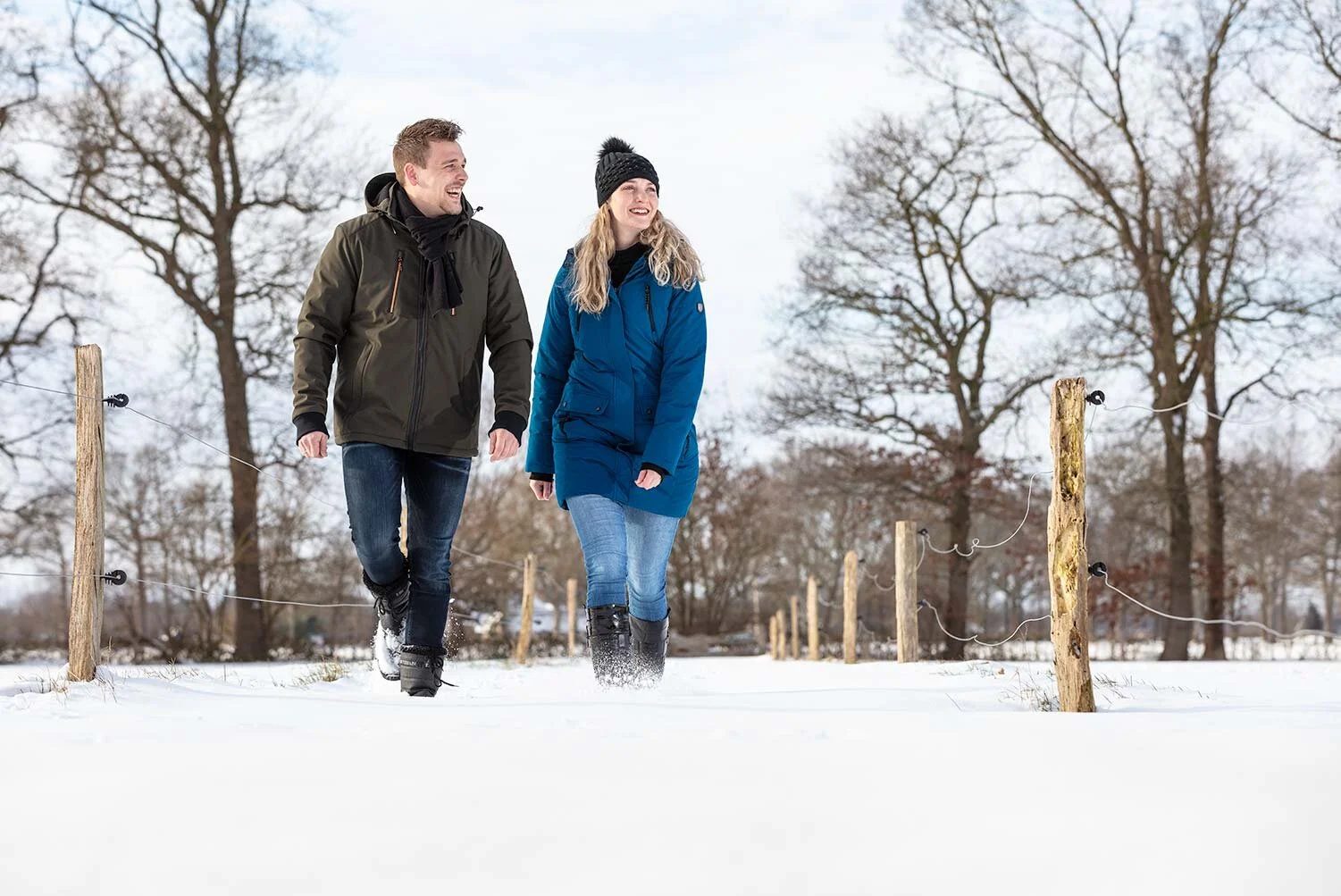Modefoto in de sneeuw met hoog vermogen flits invul licht