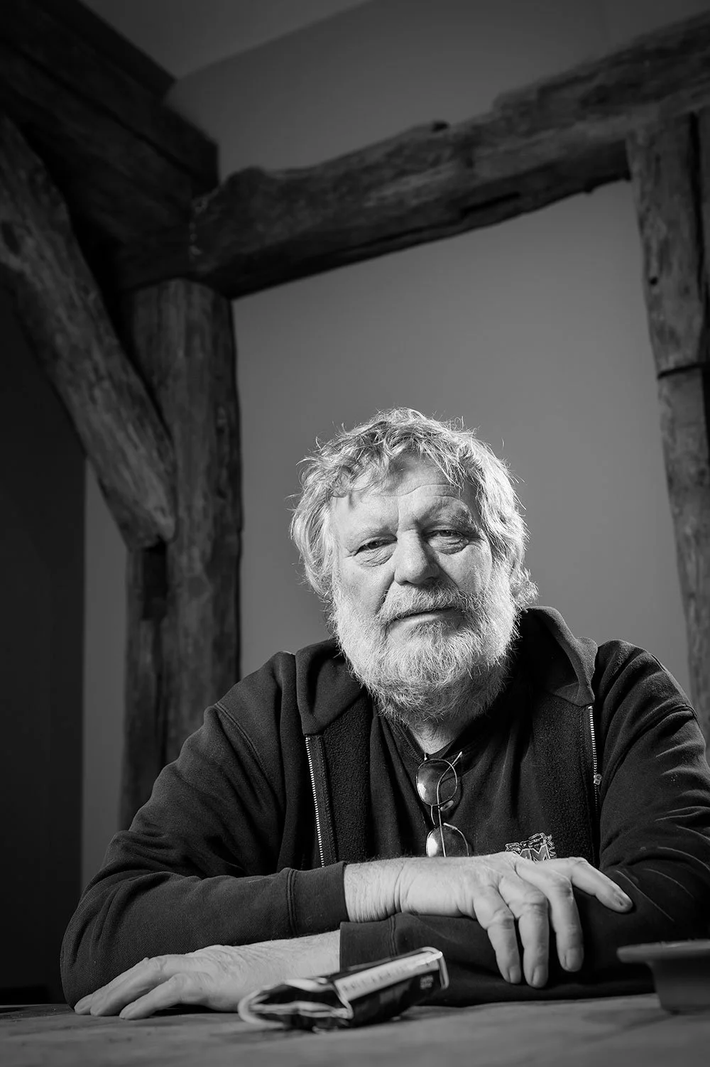 Redactioneel portret op locatie met flitslicht