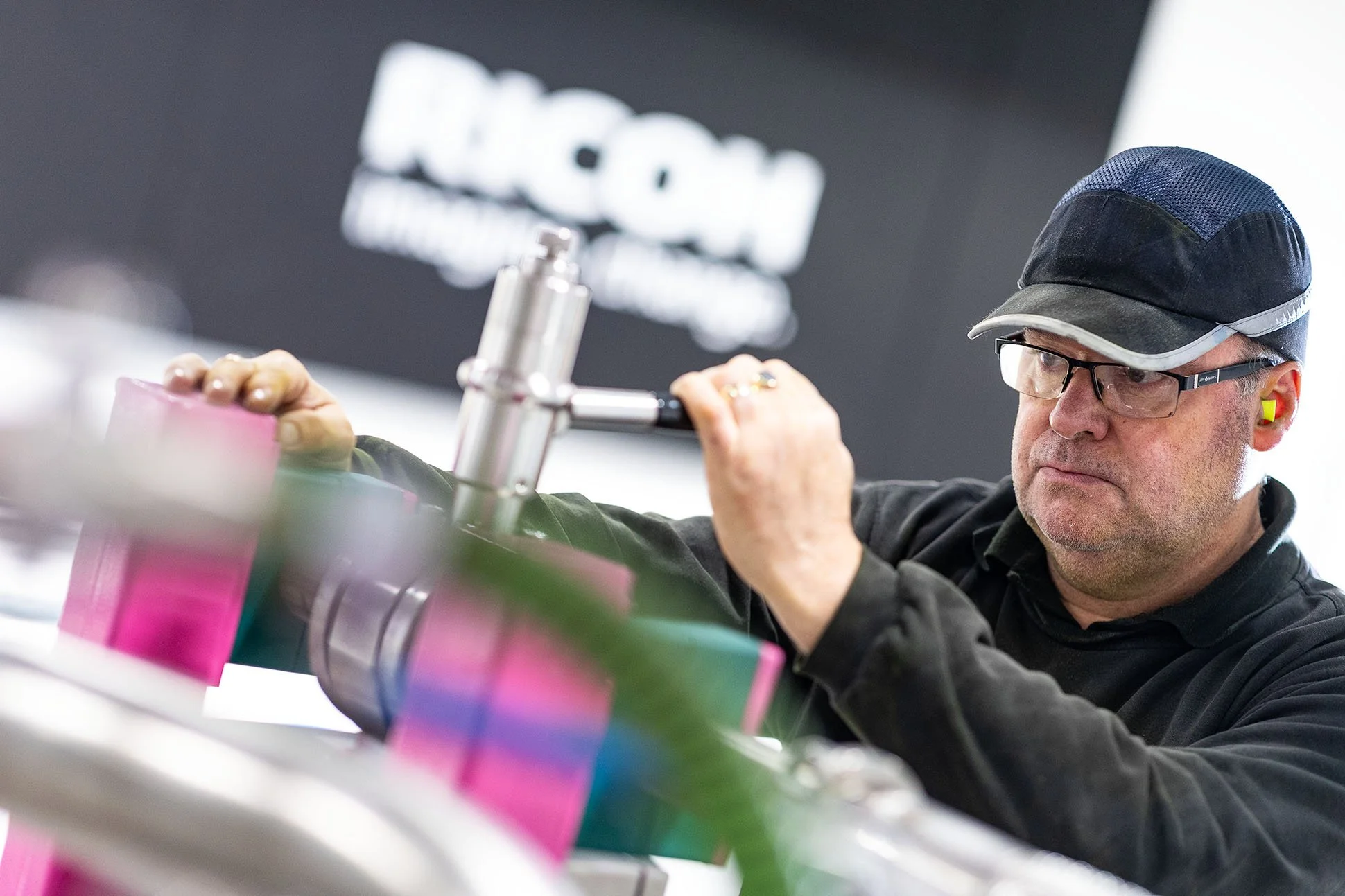 bestaand licht fabriekshal in combinatie met flitslicht