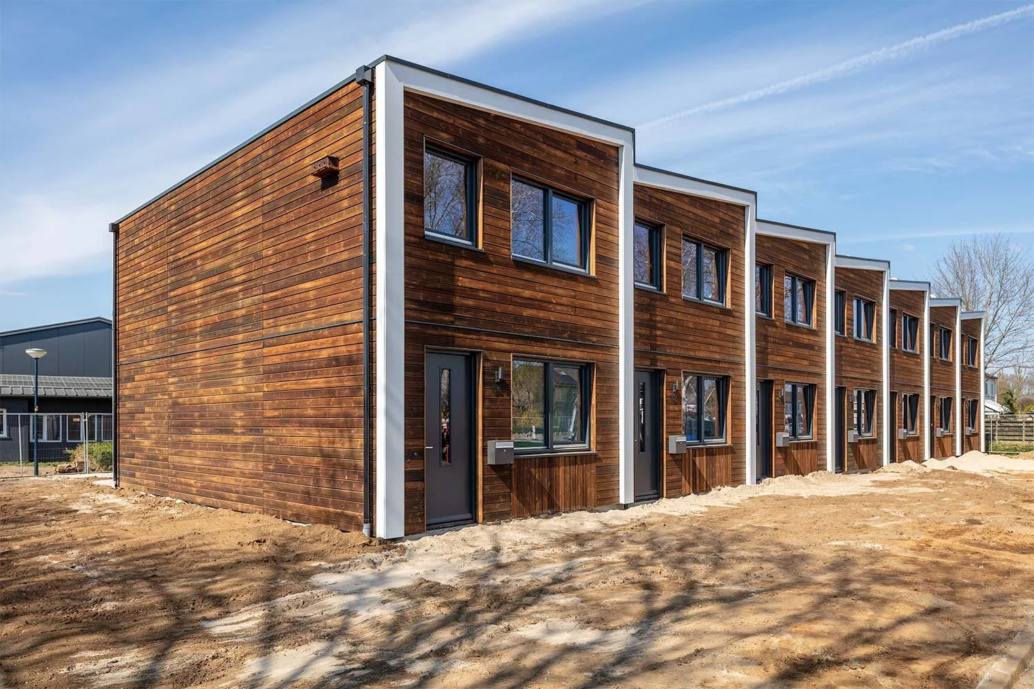 Vastgoedfotografie, vlak voor oplevering, voor @natuurlijktala. Tala ontwerpt en bouwt circulaire huizen van hout en andere biobased materialen.
Dit is een project van 21 biobased woningen voor woningcorporatie Wonion in het Achterhoekse #Terborg.