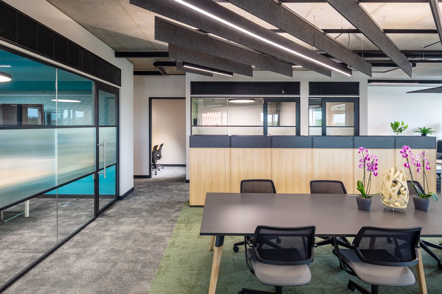 We recently photographed the new office of @schneiderelectric_uki, located at @myedinburghpark in Edinburgh.
It is an awardwinning (@architectsjournal & @bco_uk), highly sustainable workplace created by Architects and Interior Designers @fusestu