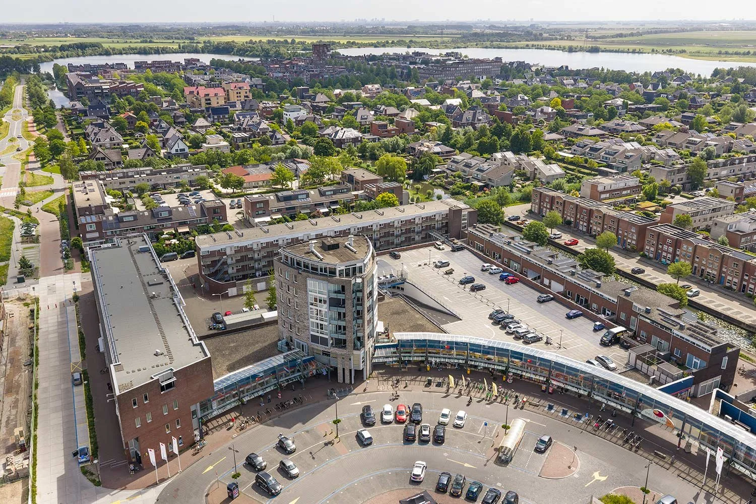 Voor @bouwconsultingbv verzorgden wij de vastgoedfotografie, interieurfotografie en dronefotografie van De Arcade in Woerden. 

Het gebouw ligt op de grens van nieuwe woonwijken en de historische stadskern van Woerden en was oorspronkelijk ontworpen 