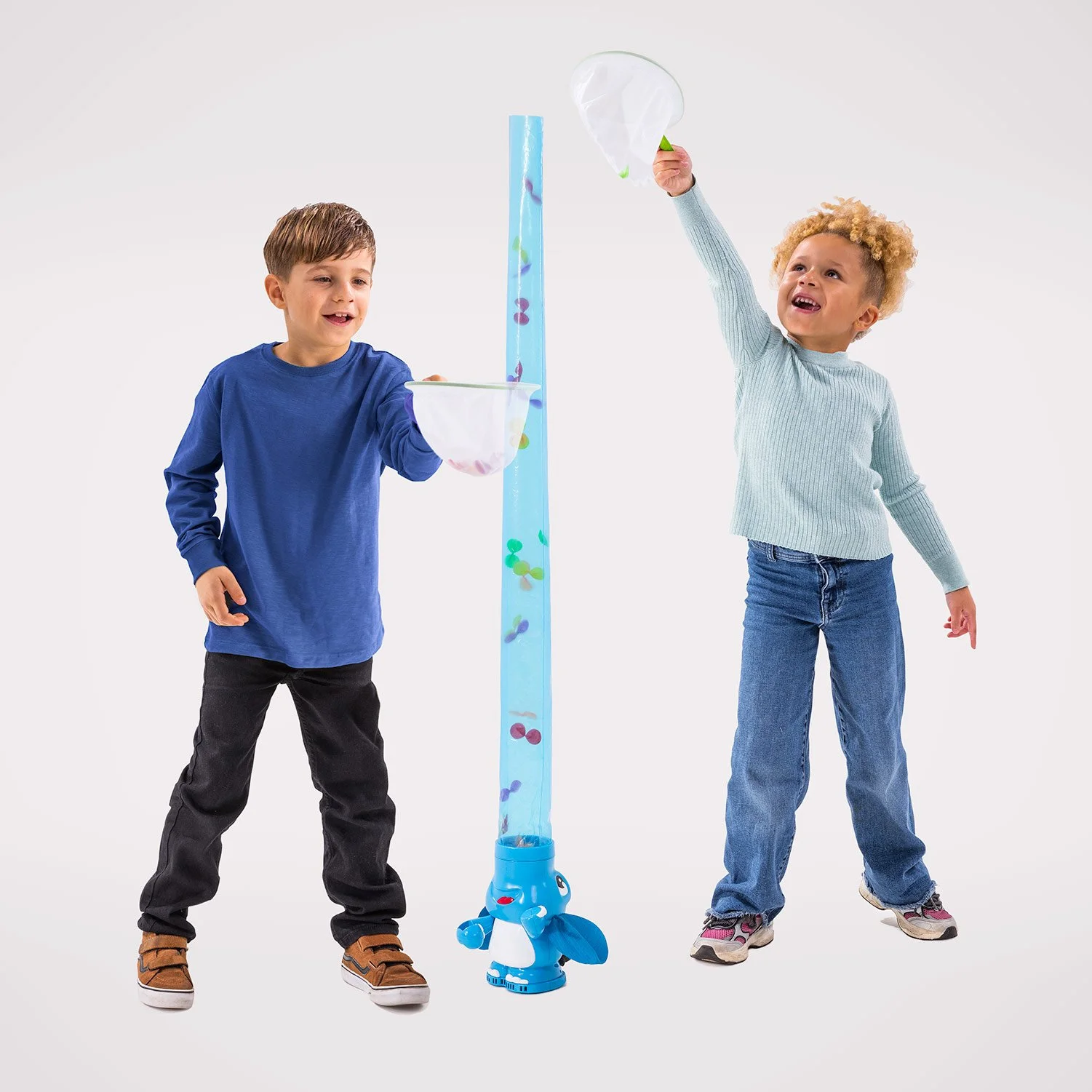 Reclamefotografie kinderspeelgoed in de studio, van het actieve en vrolijke spel Elefun van @goliathgamesnl. 

De olifant blaast vlinders omhoog en iedereen probeert ze zo snel mogelijk te vangen. 

Deze foto is samengesteld uit 6 verschillende opnam