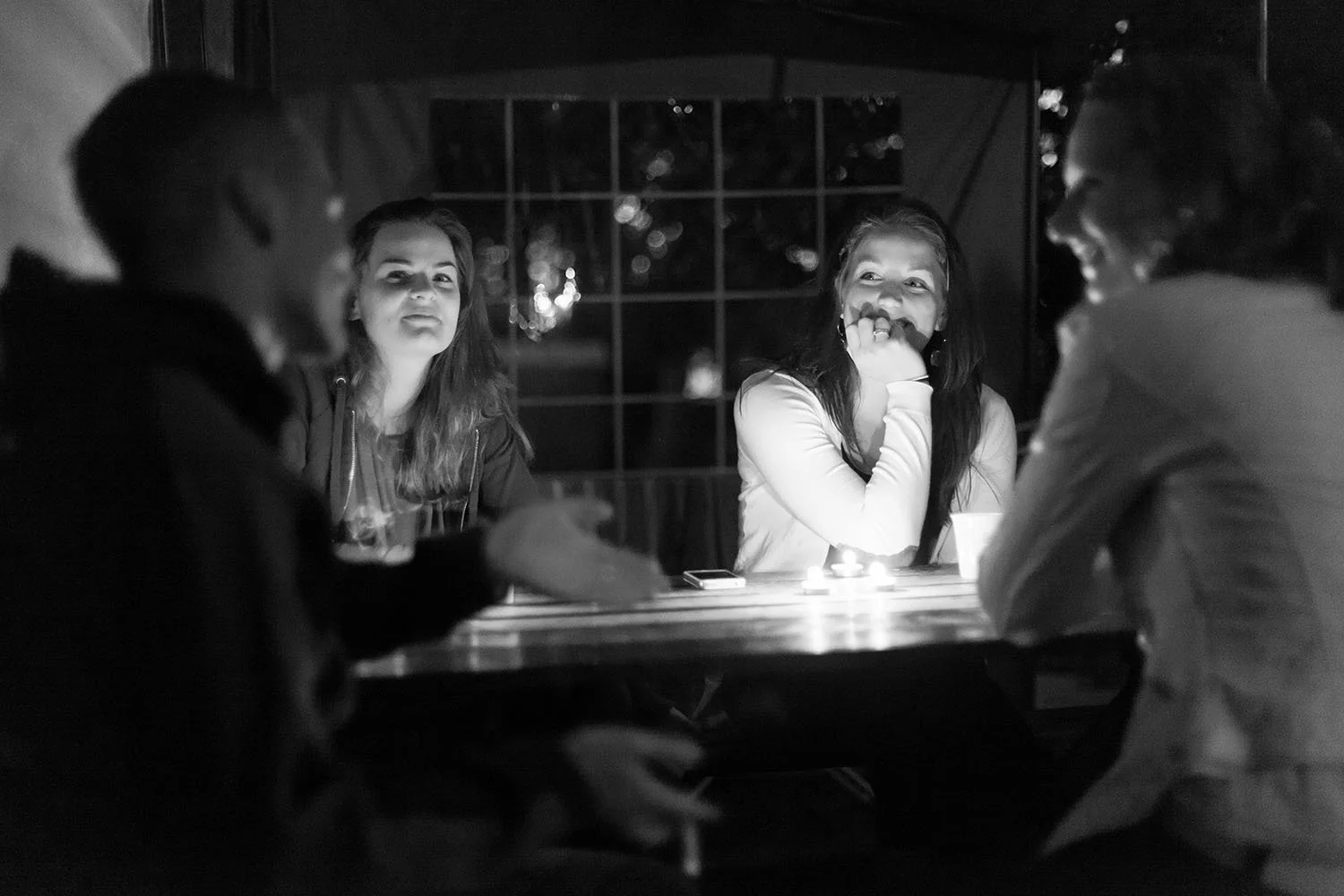 zwart wit fotografie met kaarslicht